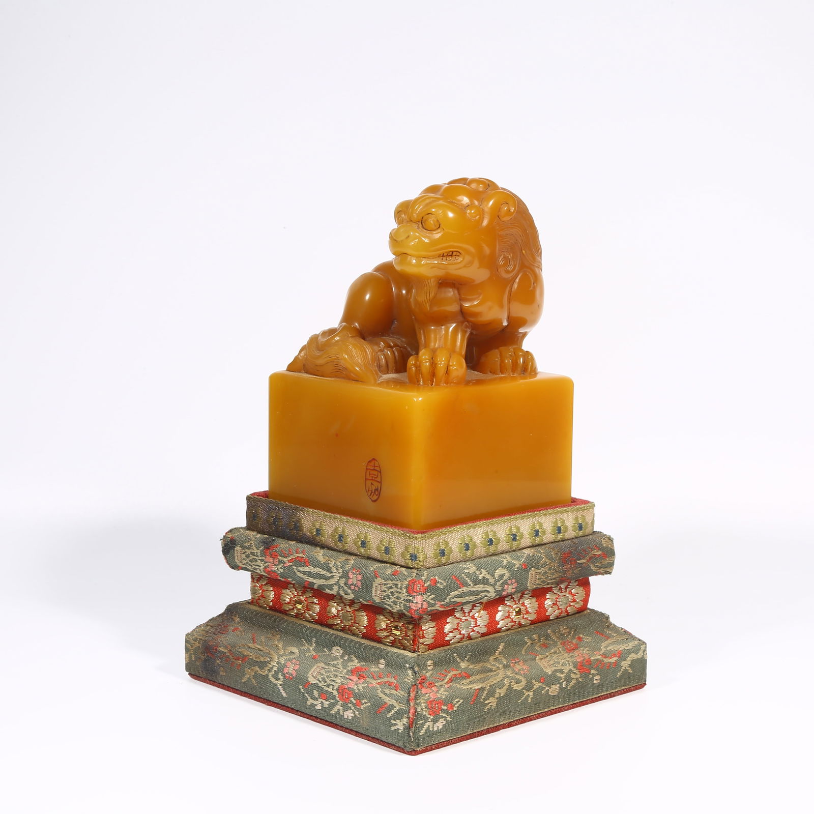 A SHOUSHAN TIANHUANG STONE SEAL WITH BEAST-SHAPED KNOB: Shoushan Tianhuang stone seal with beast-shaped knob