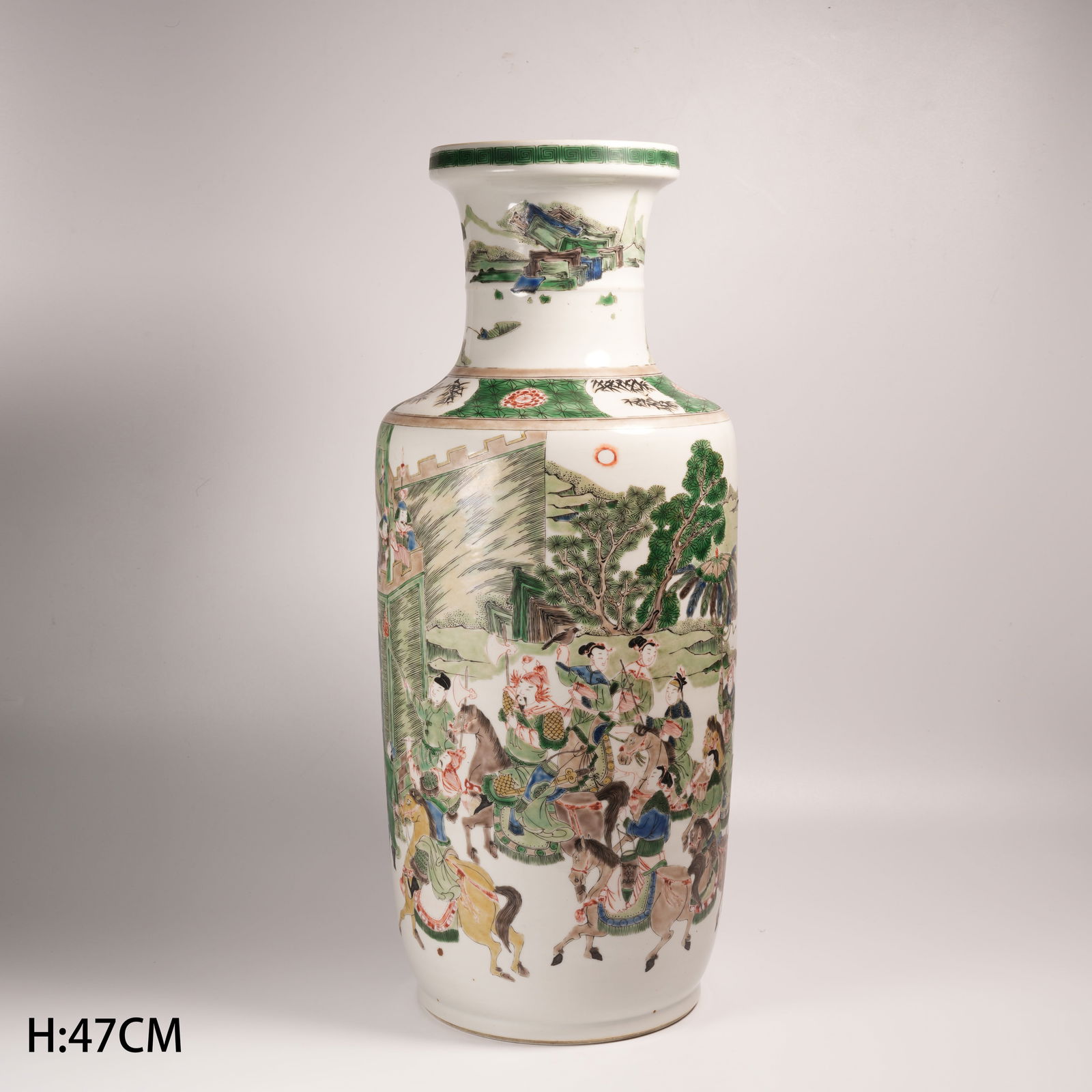A WUCAI MALLET-SHAPED VASE WITH FIGURE NARRATIVE: Wucai Mallet-Shaped Vase with Figure Narrative