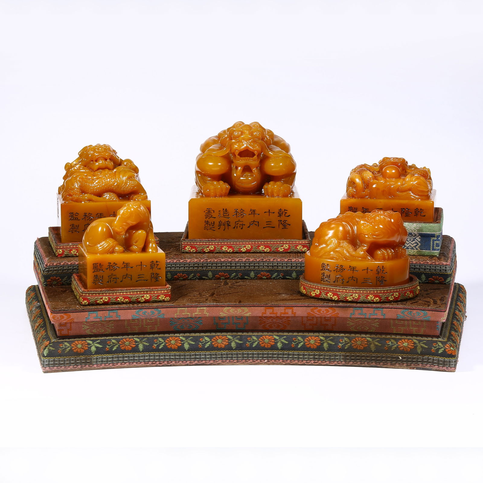 A SET OF SHOUSHAN TIANHUANG STONE SEALS WITH BEAST KNOBS: Set of Shoushan Tianhuang stone seals with beast knobs