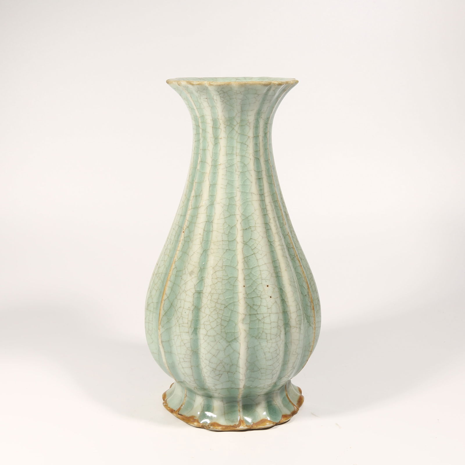A LONGQUAN KILN FLORAL-RIM VASE (1 of 9)