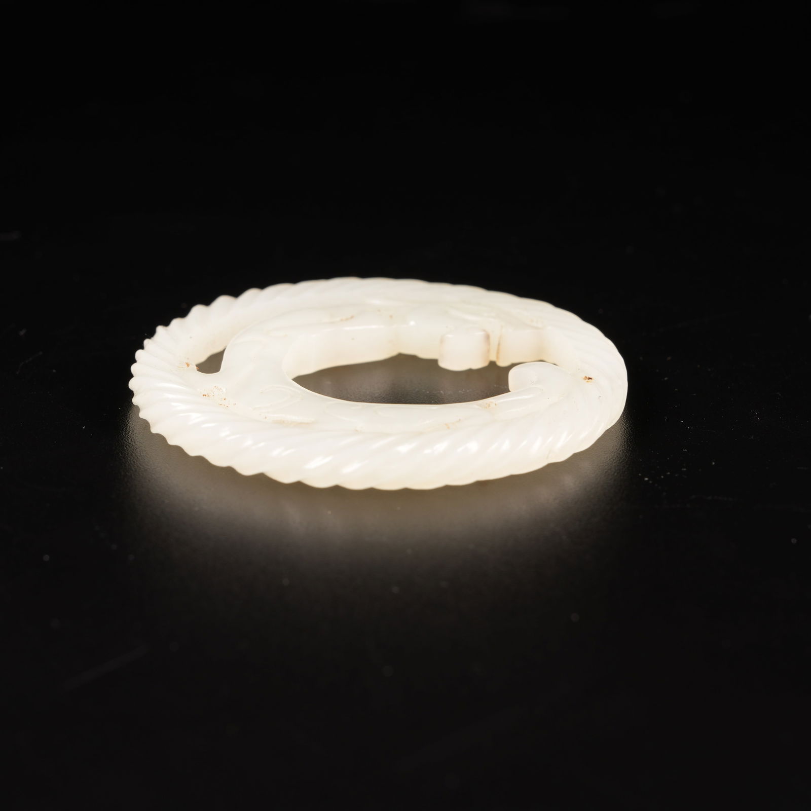 A ANCIENT JADE TWISTED-WIRE PHOENIX RING - 8