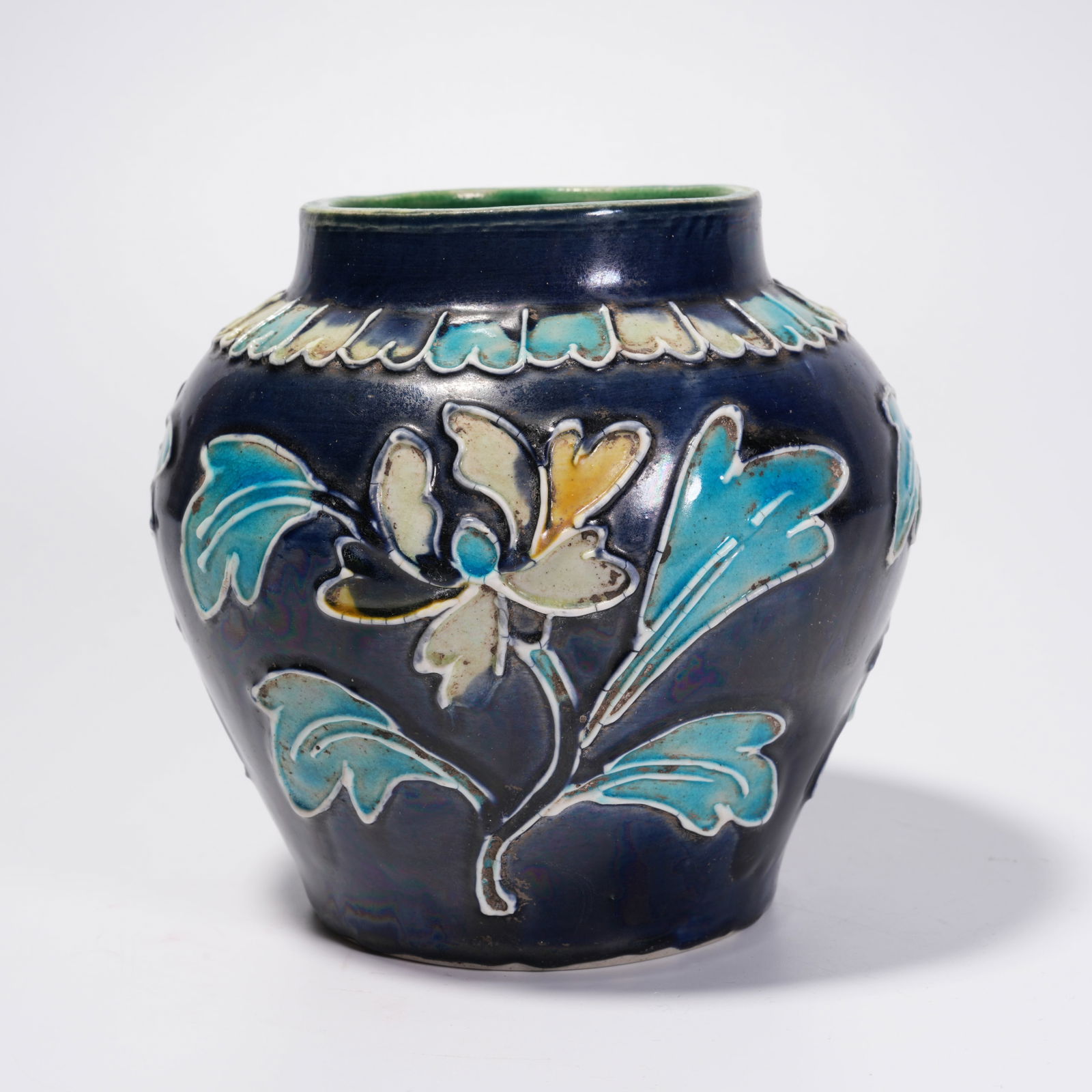 A BLUE-GLAZED JAR WITH FLOWER PATTERN - 3