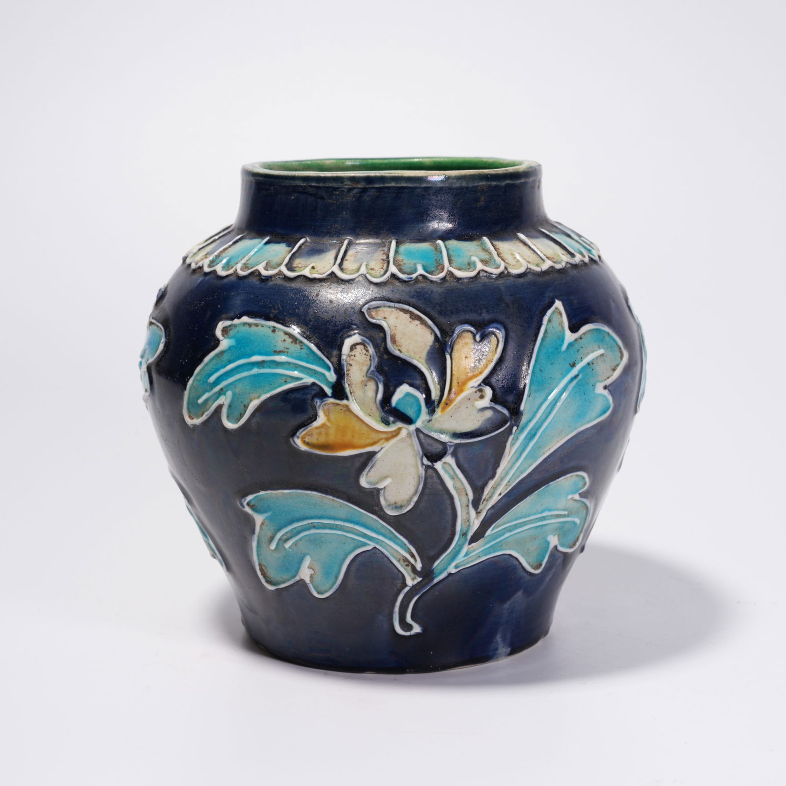 A BLUE-GLAZED JAR WITH FLOWER PATTERN - 4