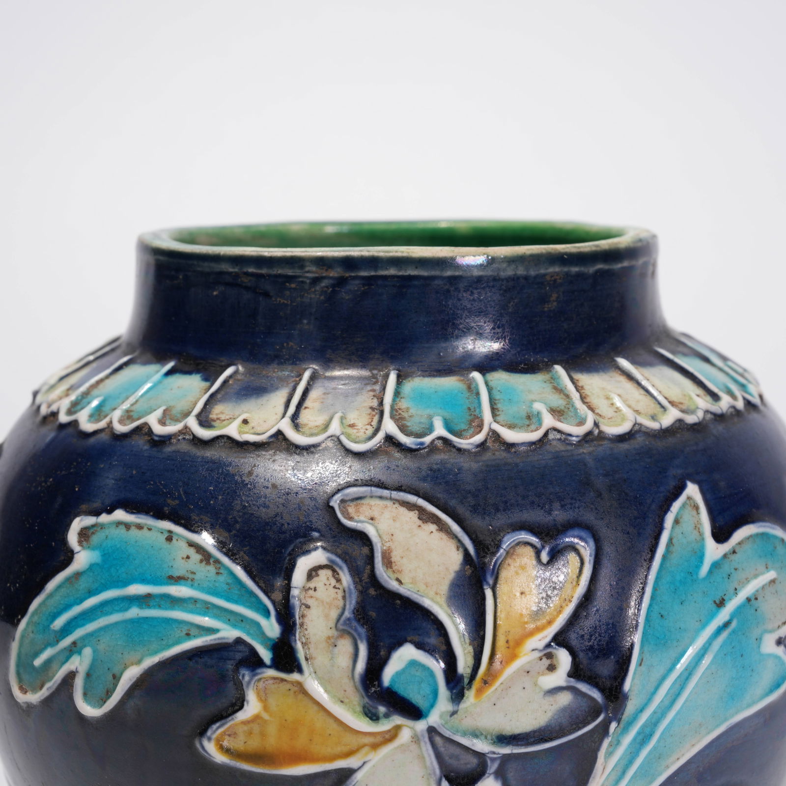 A BLUE-GLAZED JAR WITH FLOWER PATTERN - 5