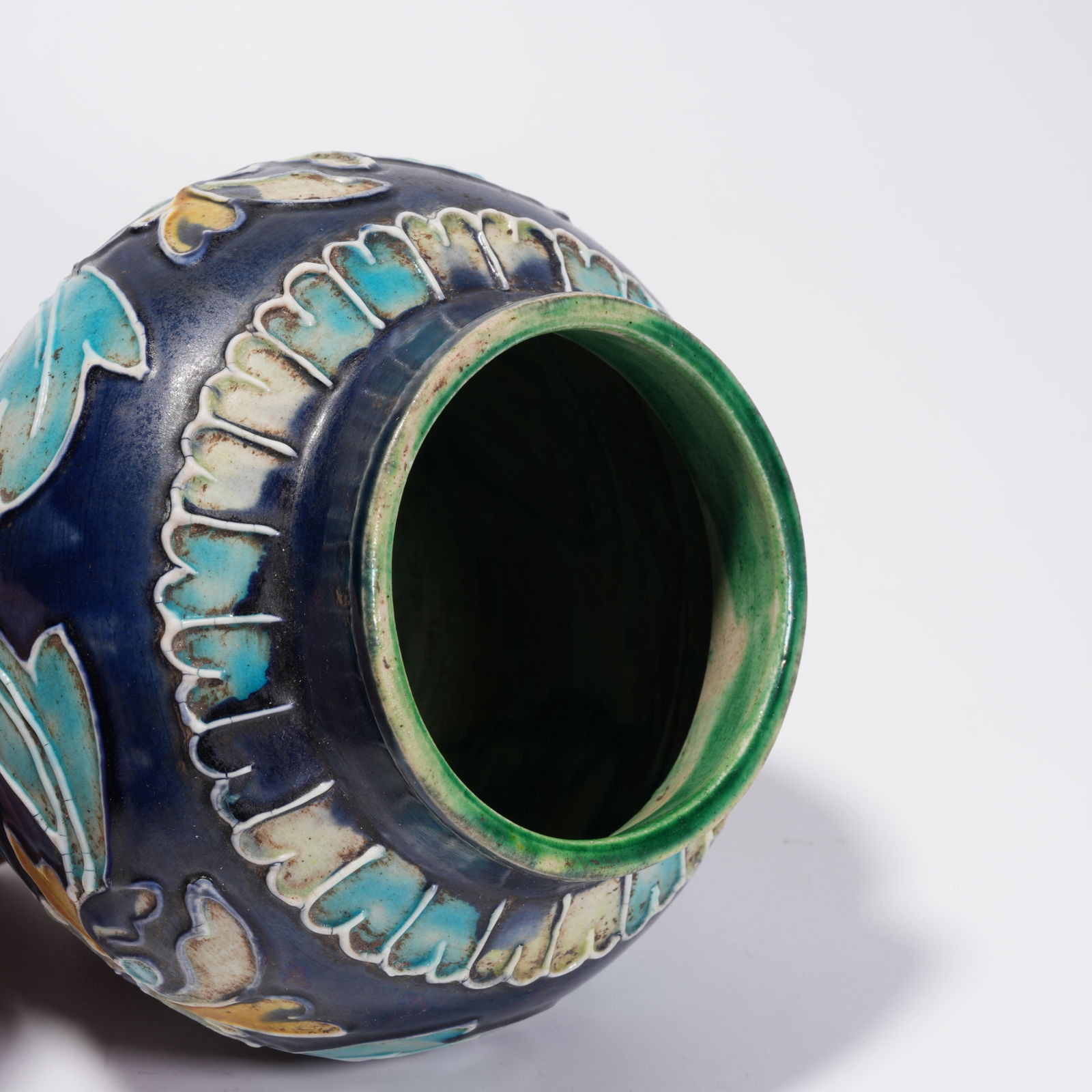 A BLUE-GLAZED JAR WITH FLOWER PATTERN - 8