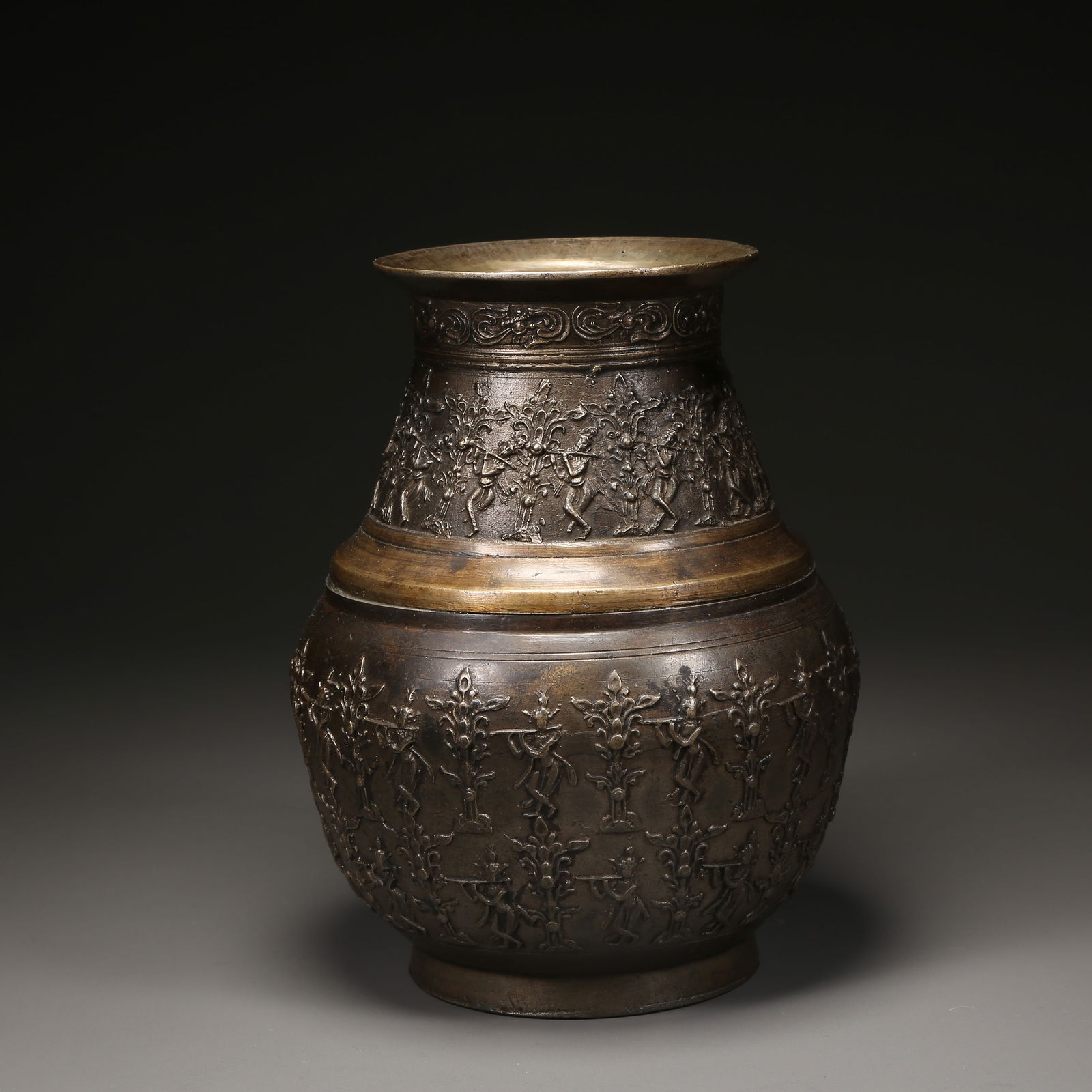 A BRONZE BUDDHA FIGURE ZUN: Bronze Buddha Figure Zun