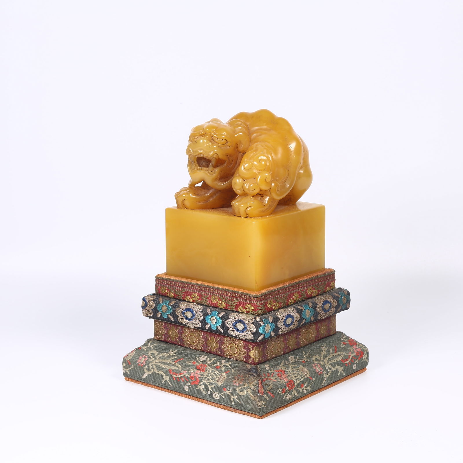 A SHOUSHAN TIANHUANG STONE SEAL WITH BEAST-SHAPED KNOB: Shoushan Tianhuang stone seal with beast-shaped knob