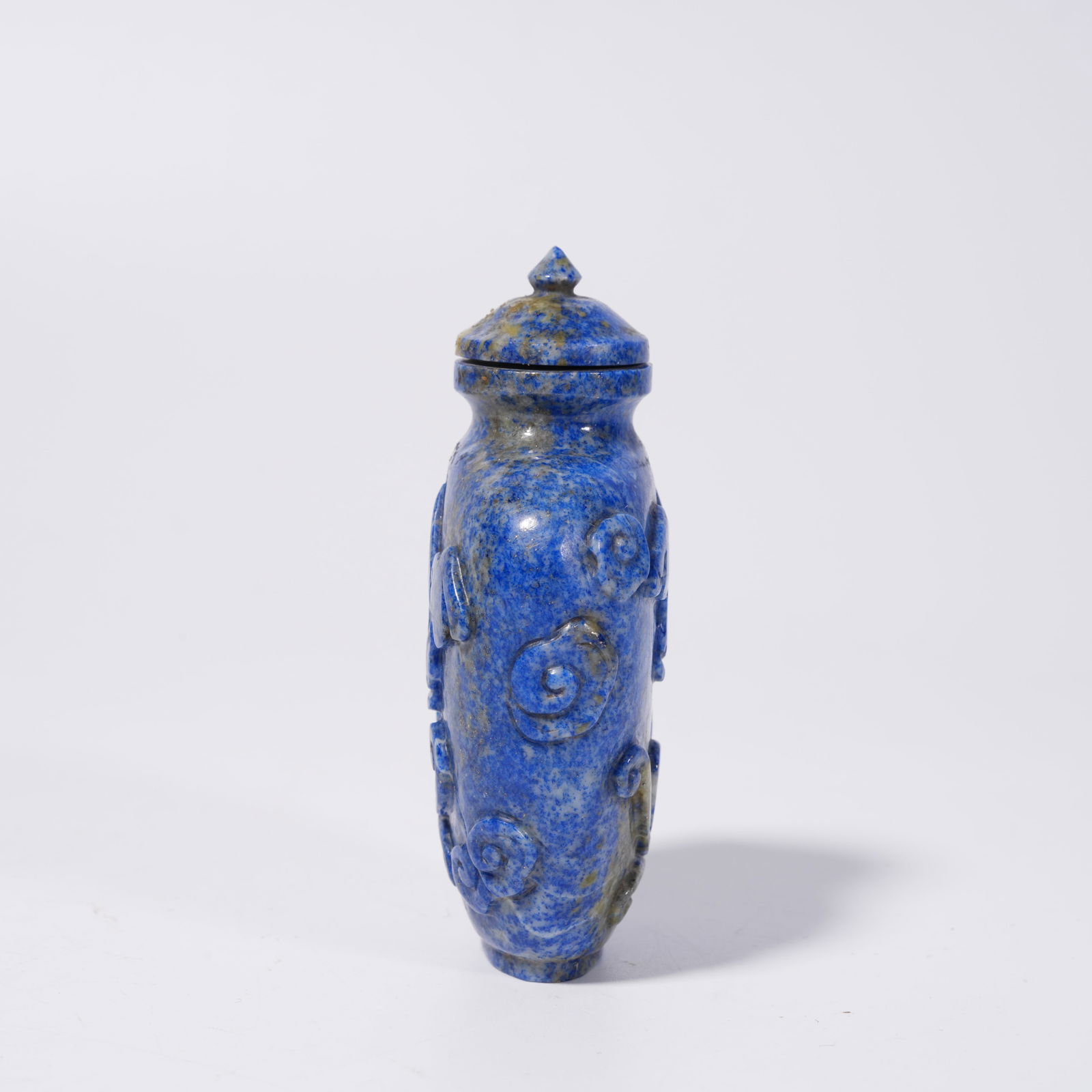 A LAPIS LAZULI SNUFF BOTTLE WITH BEAST PATTERN - 2