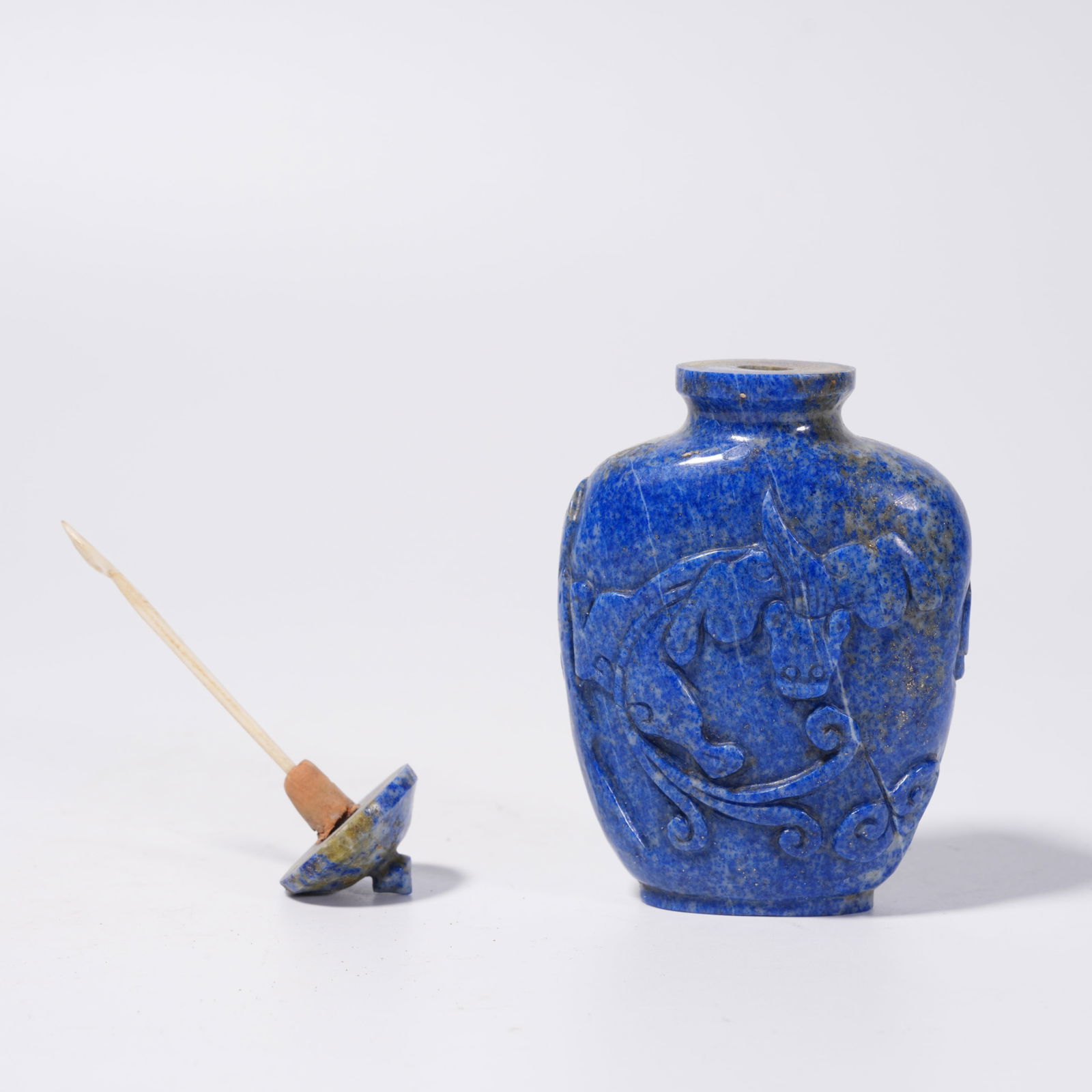 A LAPIS LAZULI SNUFF BOTTLE WITH BEAST PATTERN - 5