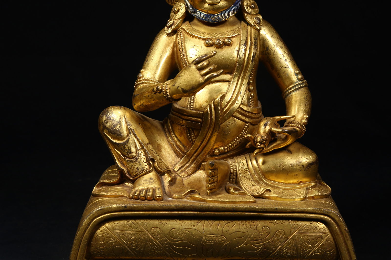 A GILT BRONZE WEALTH DEITY STATUE - 3