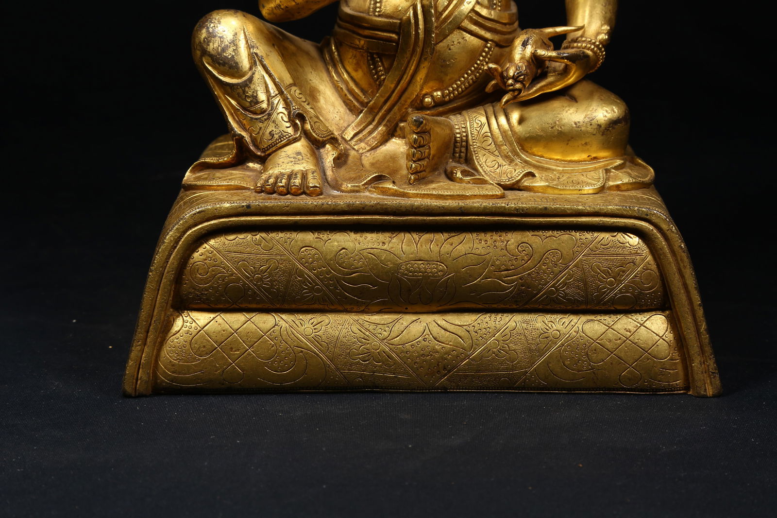 A GILT BRONZE WEALTH DEITY STATUE - 4