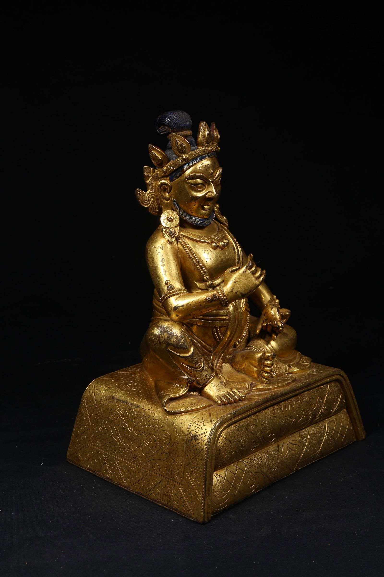A GILT BRONZE WEALTH DEITY STATUE - 6