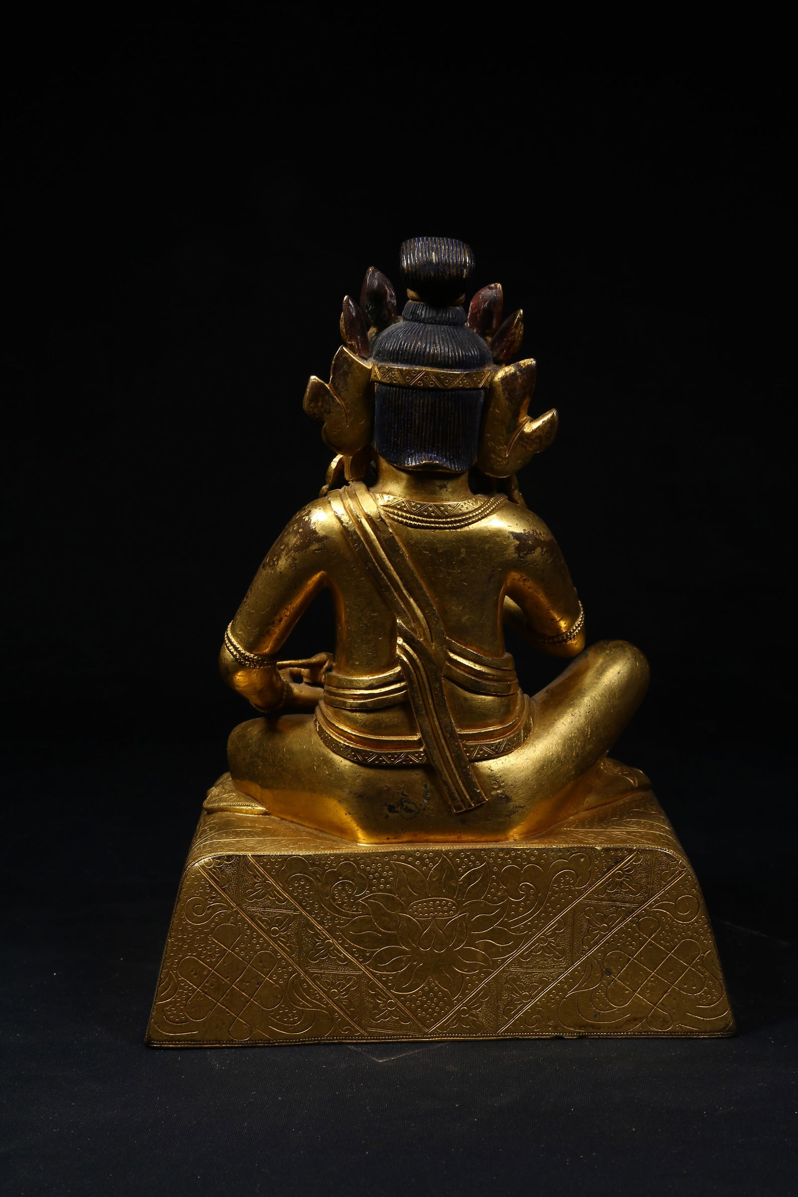 A GILT BRONZE WEALTH DEITY STATUE - 7