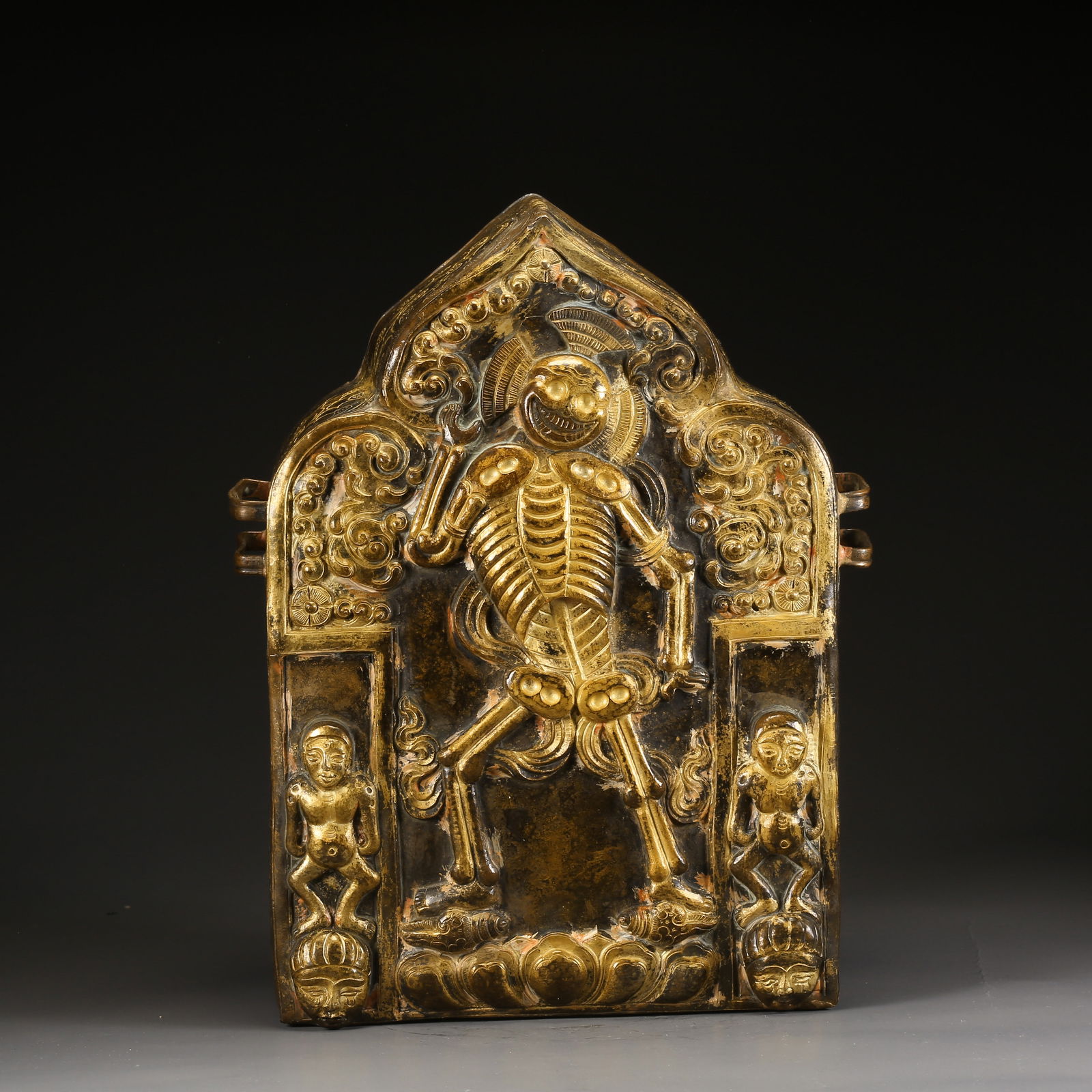 A PARTIALLY GILDED BRONZE SHITOULIN SKULL CAP BOX: Partially gilded bronze Shitoulin Skull Cap box