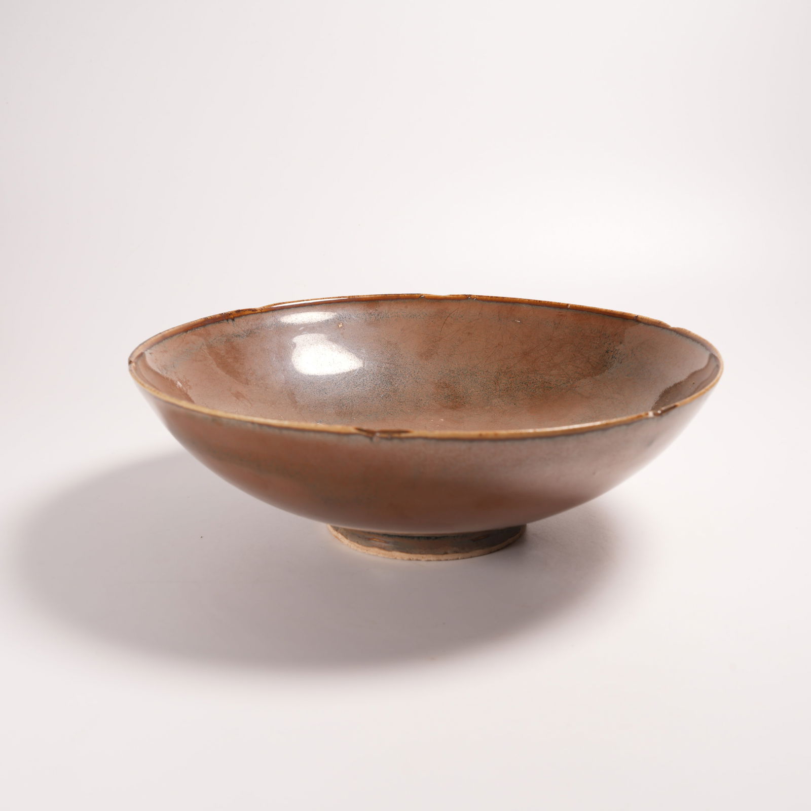 A PURPLE GLAZE PERSIMMON SPOUTED BOWL: Purple Glaze Persimmon Spouted Bowl