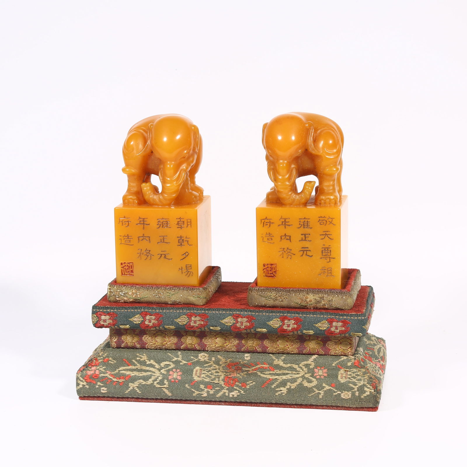 A SET OF SHOUSHAN TIANHUANG STONE SEALS WITH "PEACE AND PROSPERITY" ELEPHANT-SHAPED KNOBS: Set of Shoushan Tianhuang stone seals with "peace and prosperity" elephant-shaped knobs