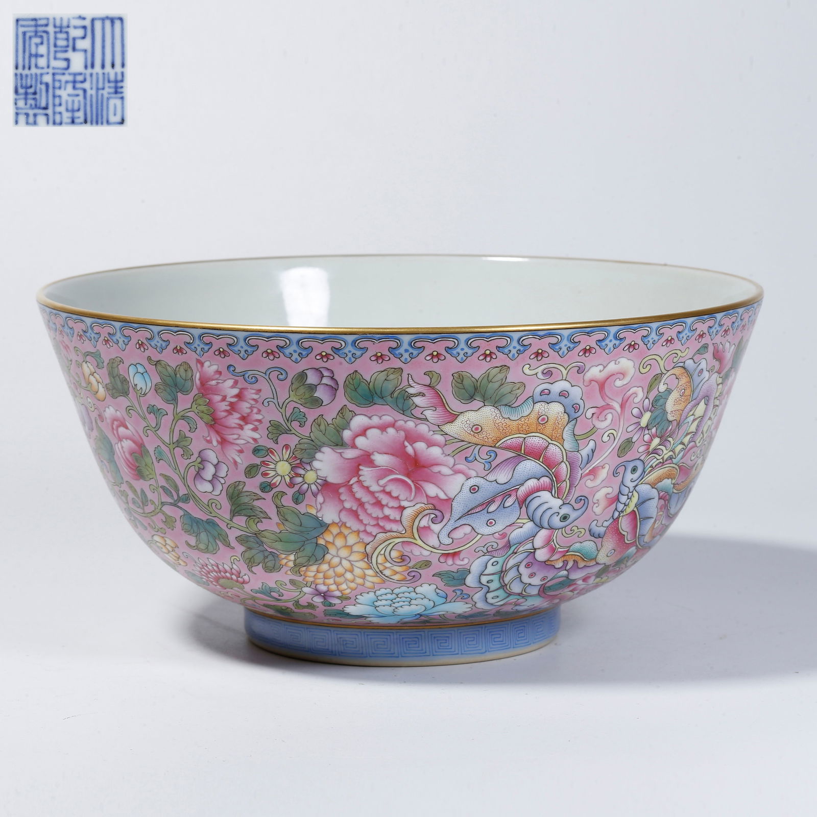 A FAMILLE ROSE BOWL WITH FLORAL DESIGN: Famille rose bowl with floral design