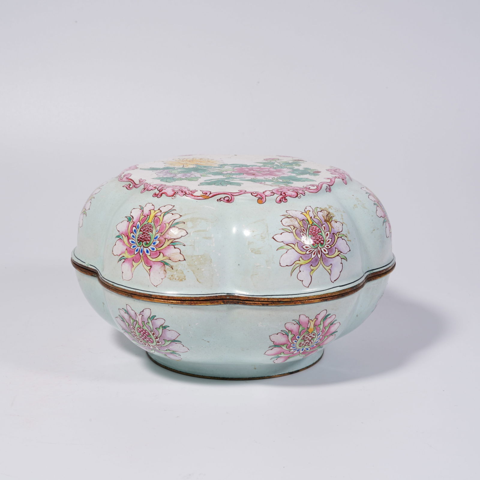 A GILDED CLOISONNÉ BRONZE COVERED BOX WITH FLOWER PATTERN: Gilded Cloisonné Bronze Covered Box with Flower Pattern