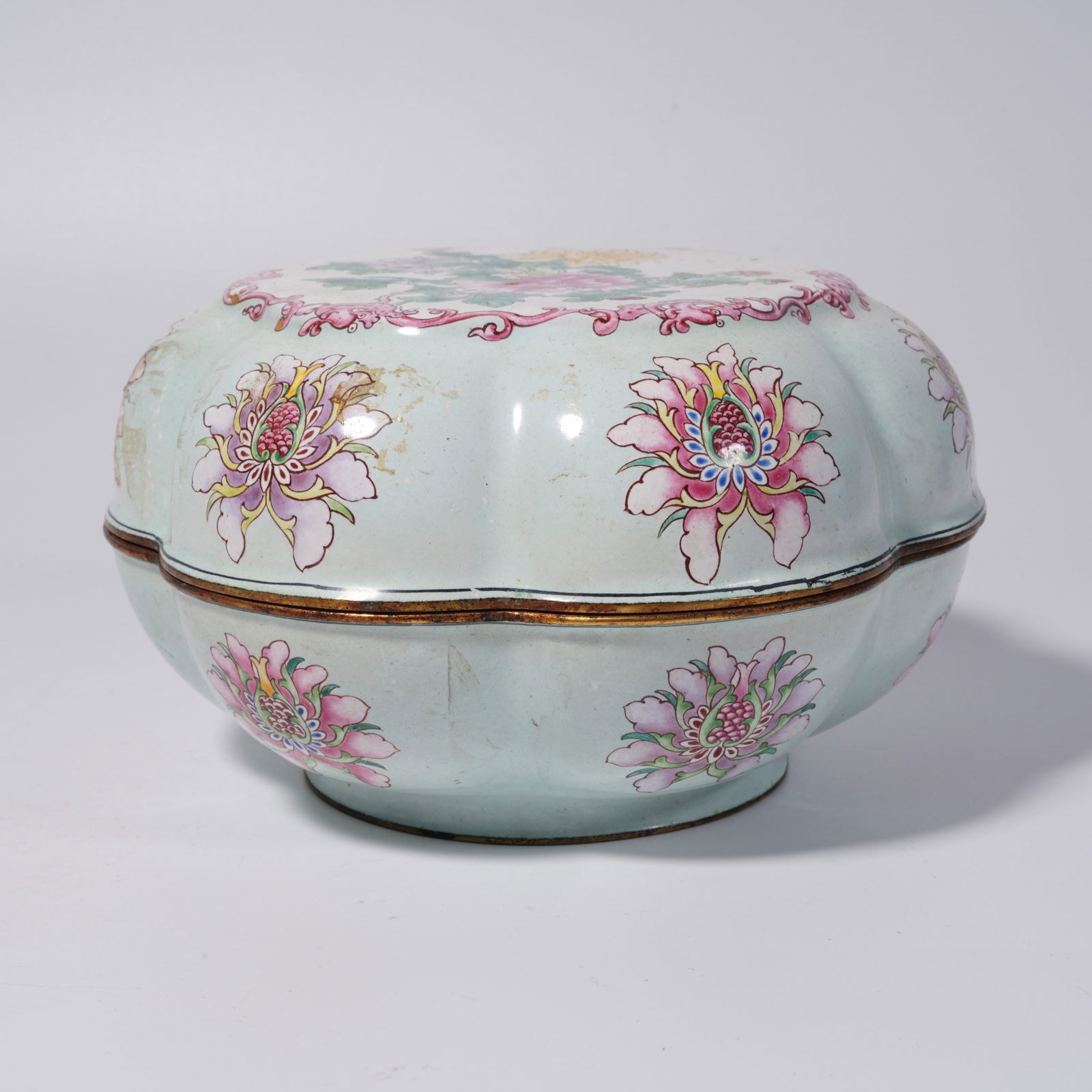 A GILDED CLOISONNÉ BRONZE COVERED BOX WITH FLOWER PATTERN - 2