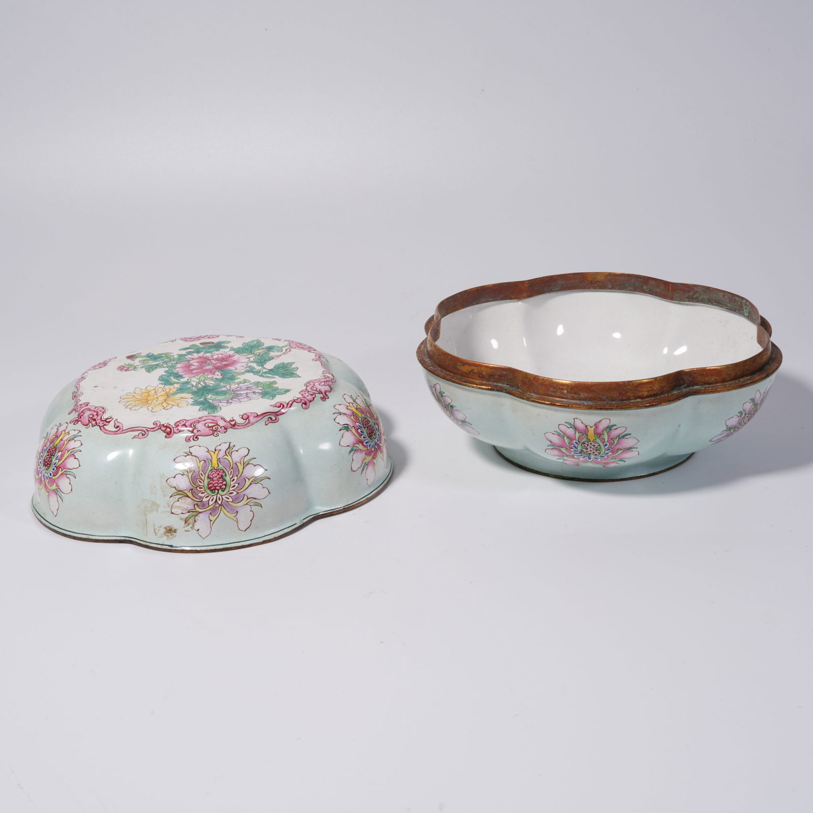 A GILDED CLOISONNÉ BRONZE COVERED BOX WITH FLOWER PATTERN - 5