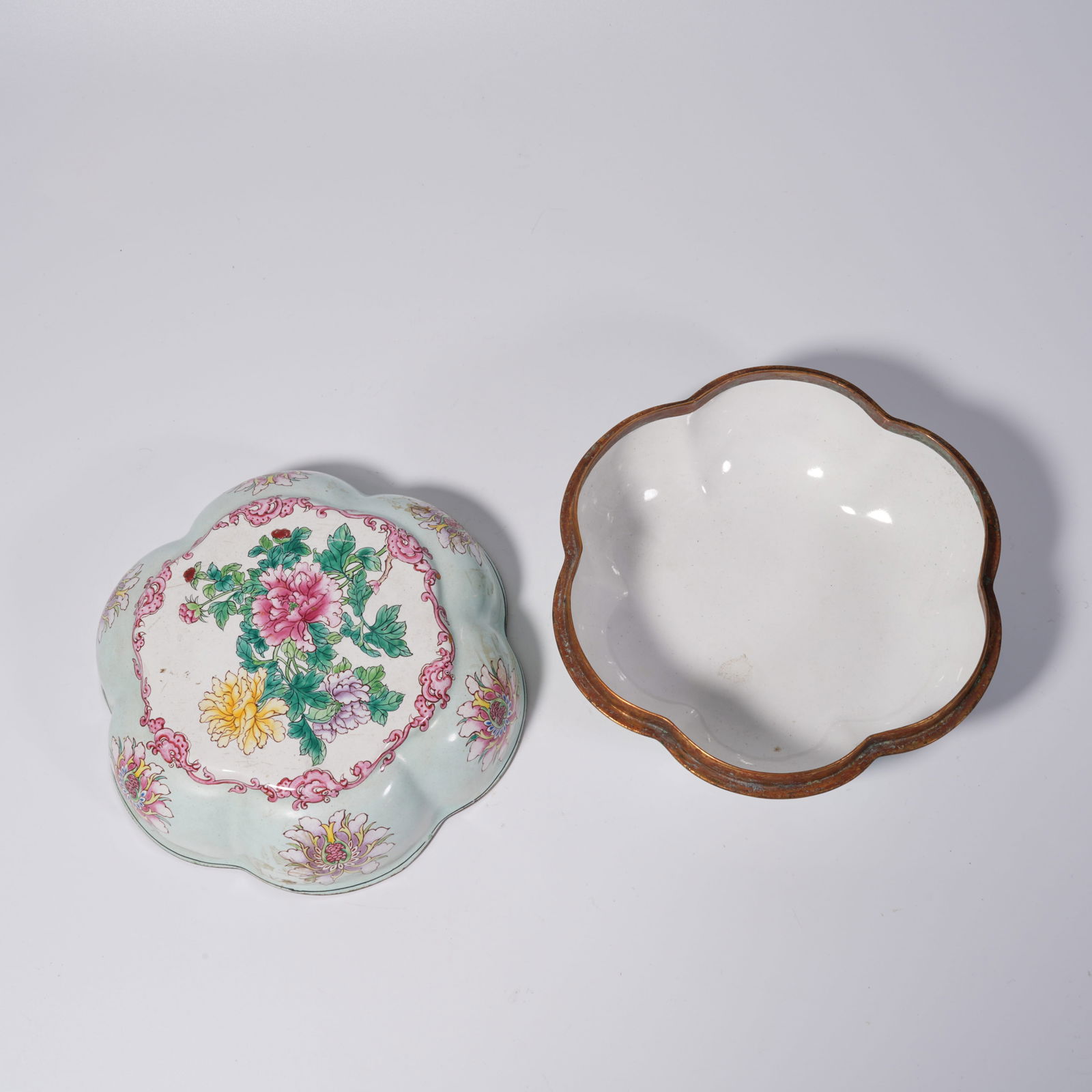 A GILDED CLOISONNÉ BRONZE COVERED BOX WITH FLOWER PATTERN - 6