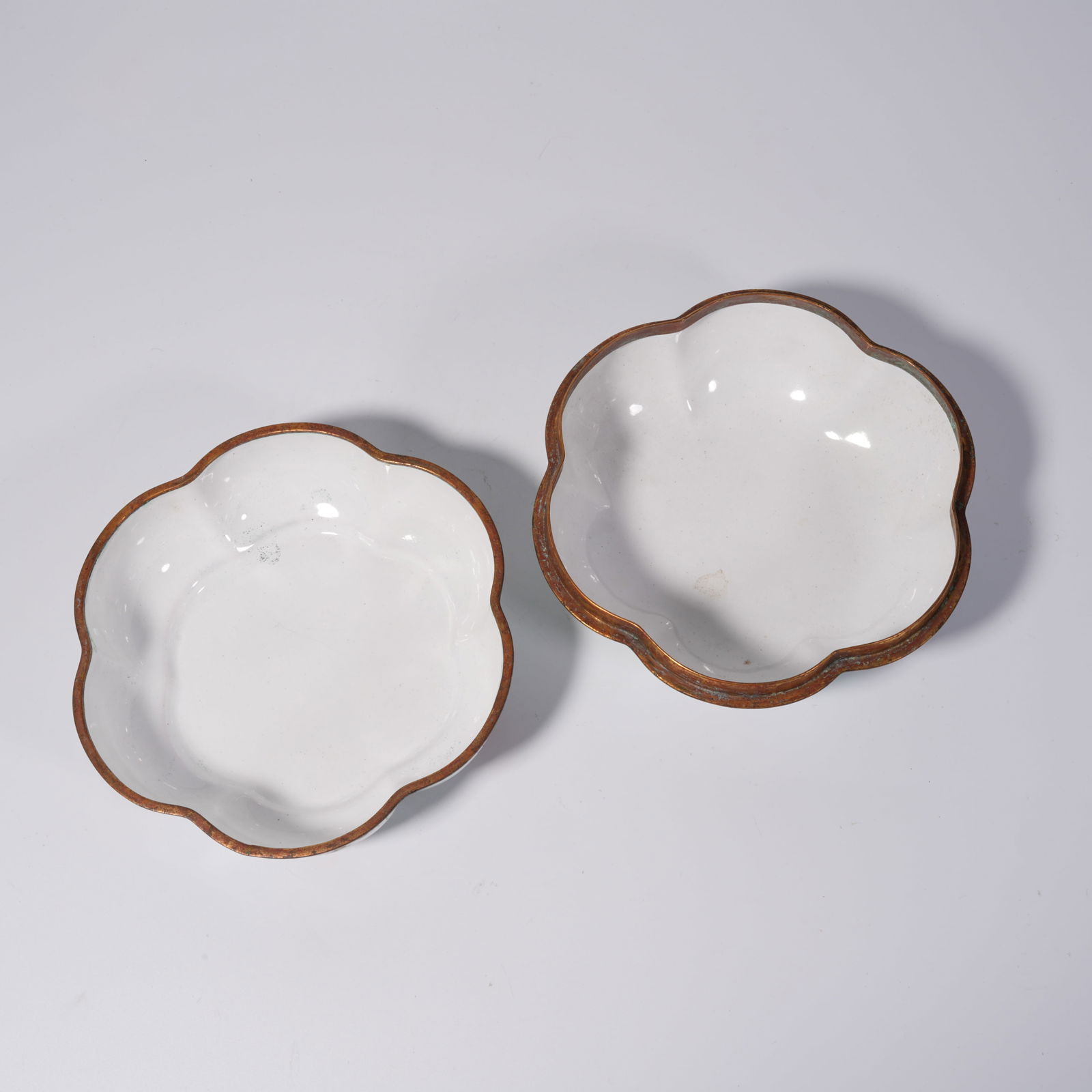 A GILDED CLOISONNÉ BRONZE COVERED BOX WITH FLOWER PATTERN - 7