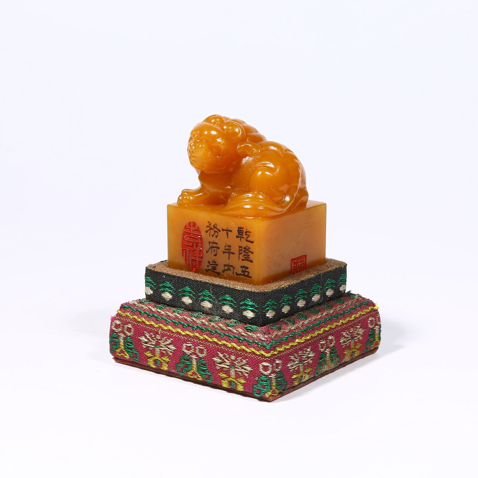 A SHOUSHAN TIANHUANG STONE SEAL WITH BEAST KNOB: Shoushan Tianhuang stone seal with beast knob