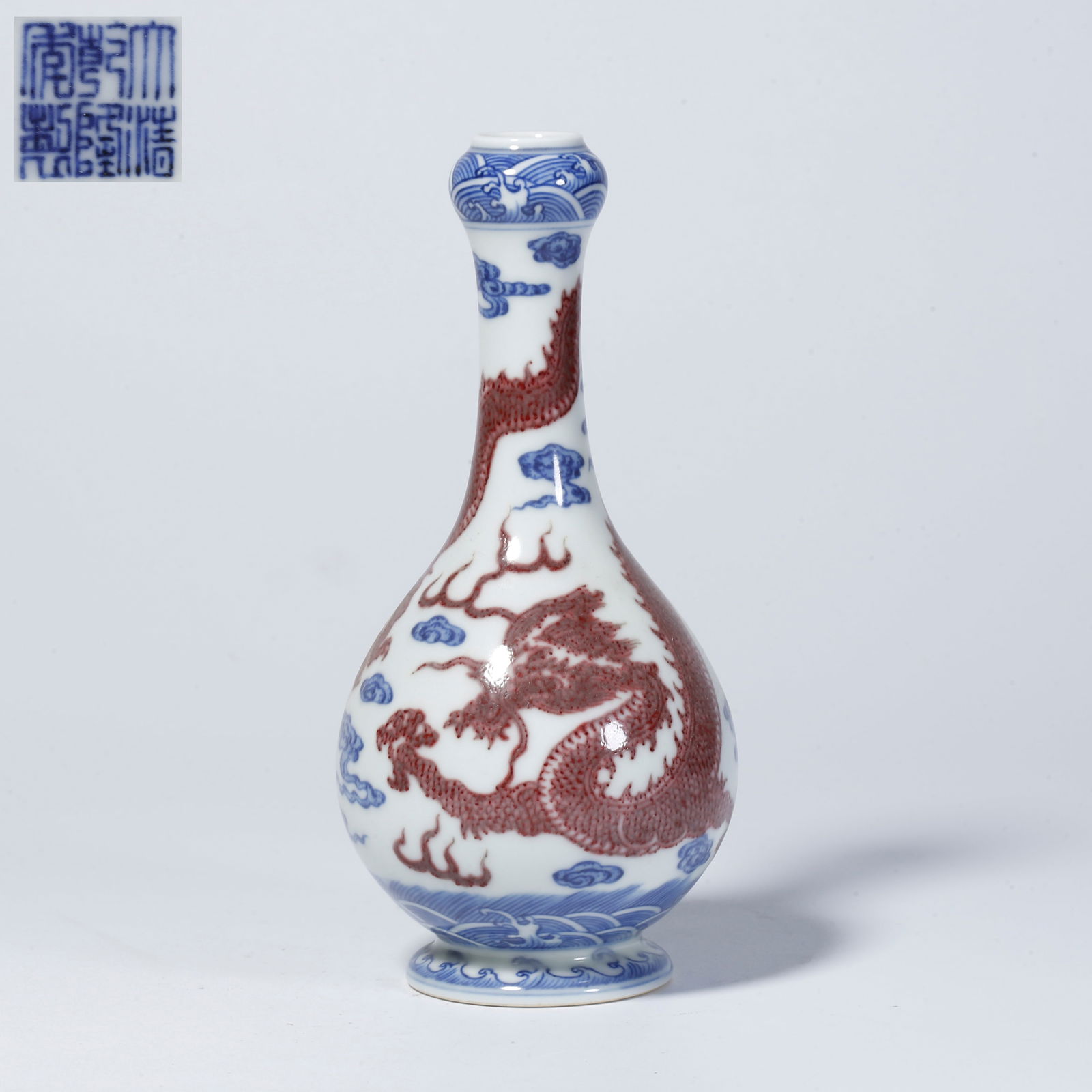 A BLUE AND WHITE GARLIC-HEAD VASE WITH UNDERGLAZE RED: Blue and white garlic-head vase with underglaze red