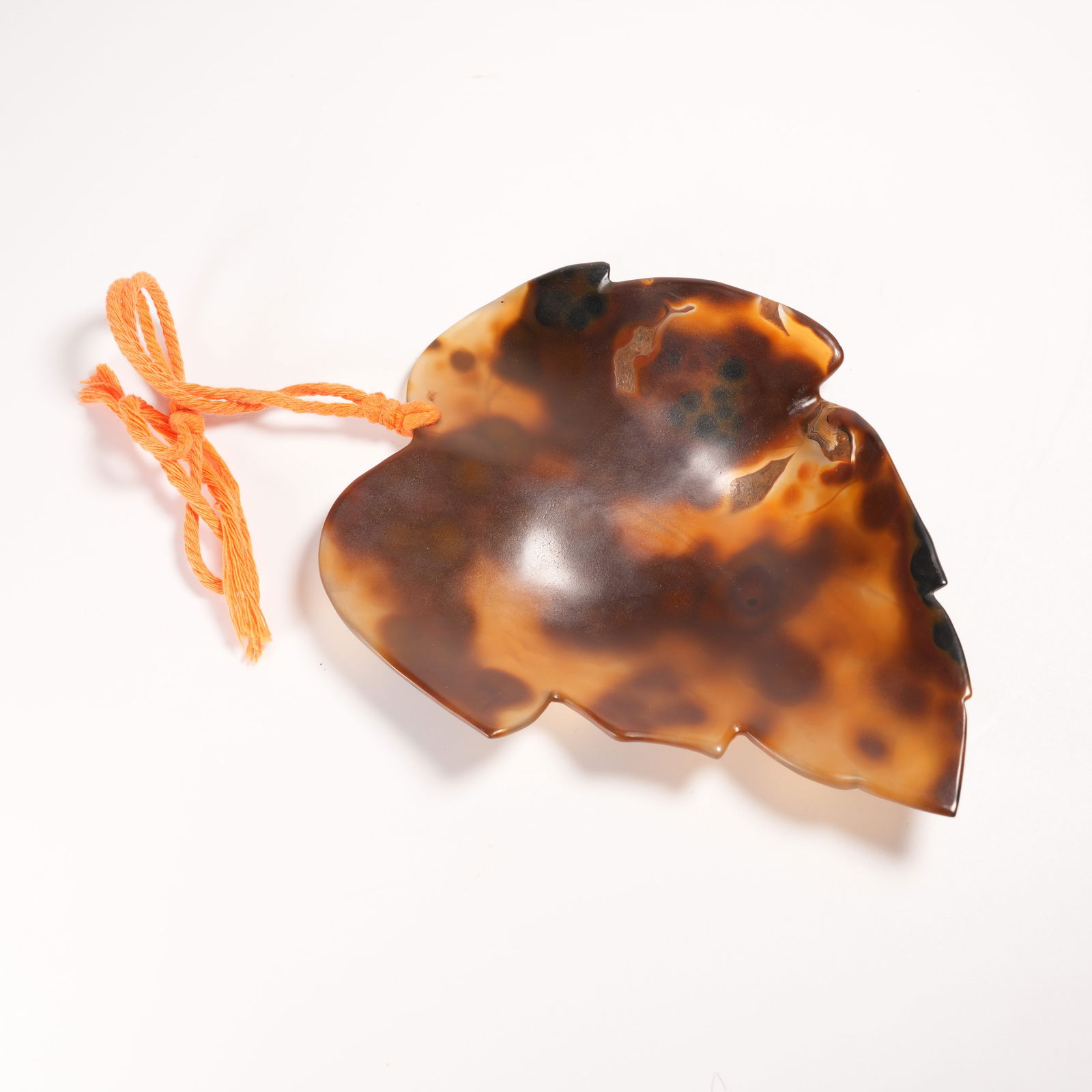 A AGATE LEAF-SHAPED WASH BASIN: Agate Leaf-Shaped Wash Basin
