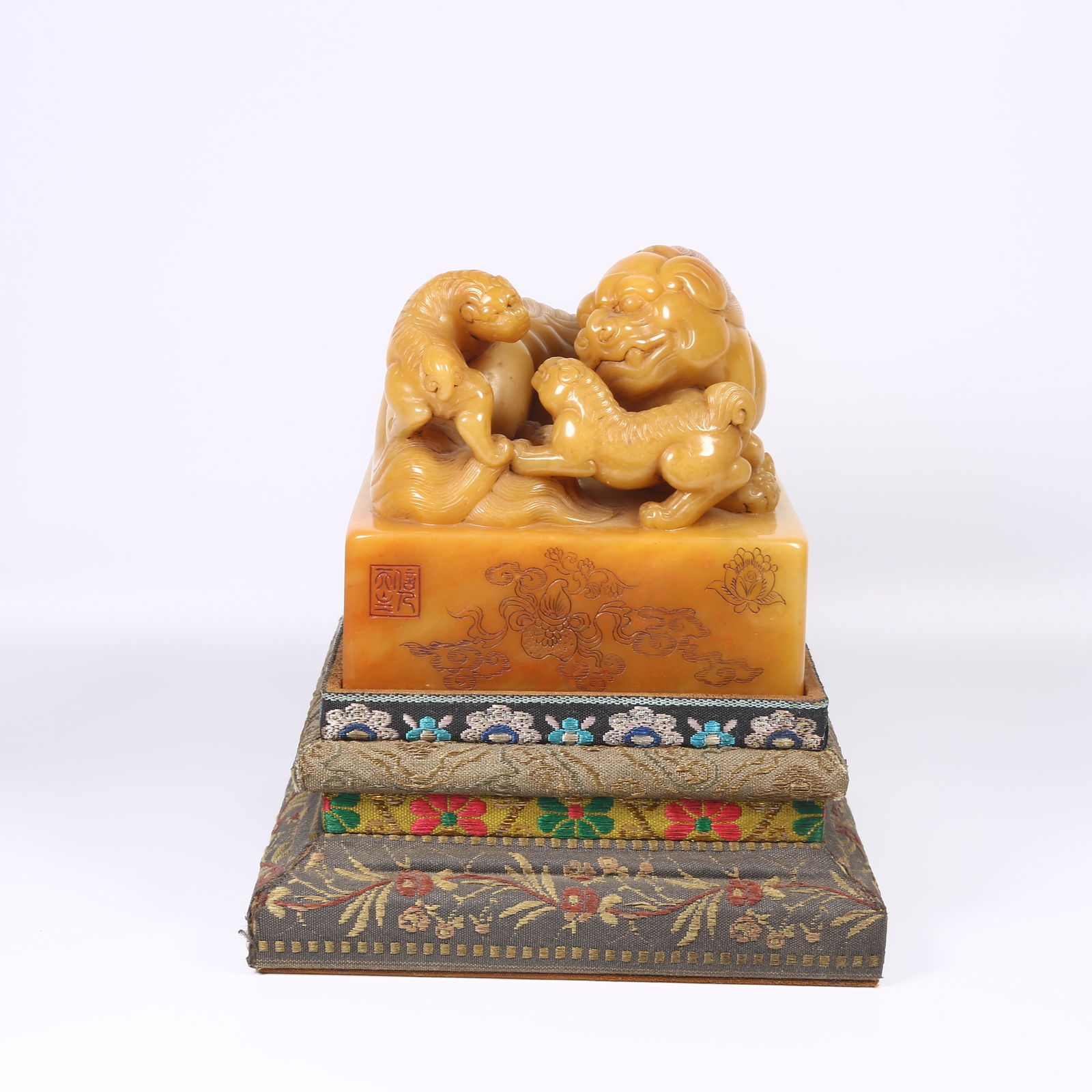 A SHOUSHAN TIANHUANG STONE SEAL WITH BEAST-SHAPED KNOB: Shoushan Tianhuang stone seal with beast-shaped knob