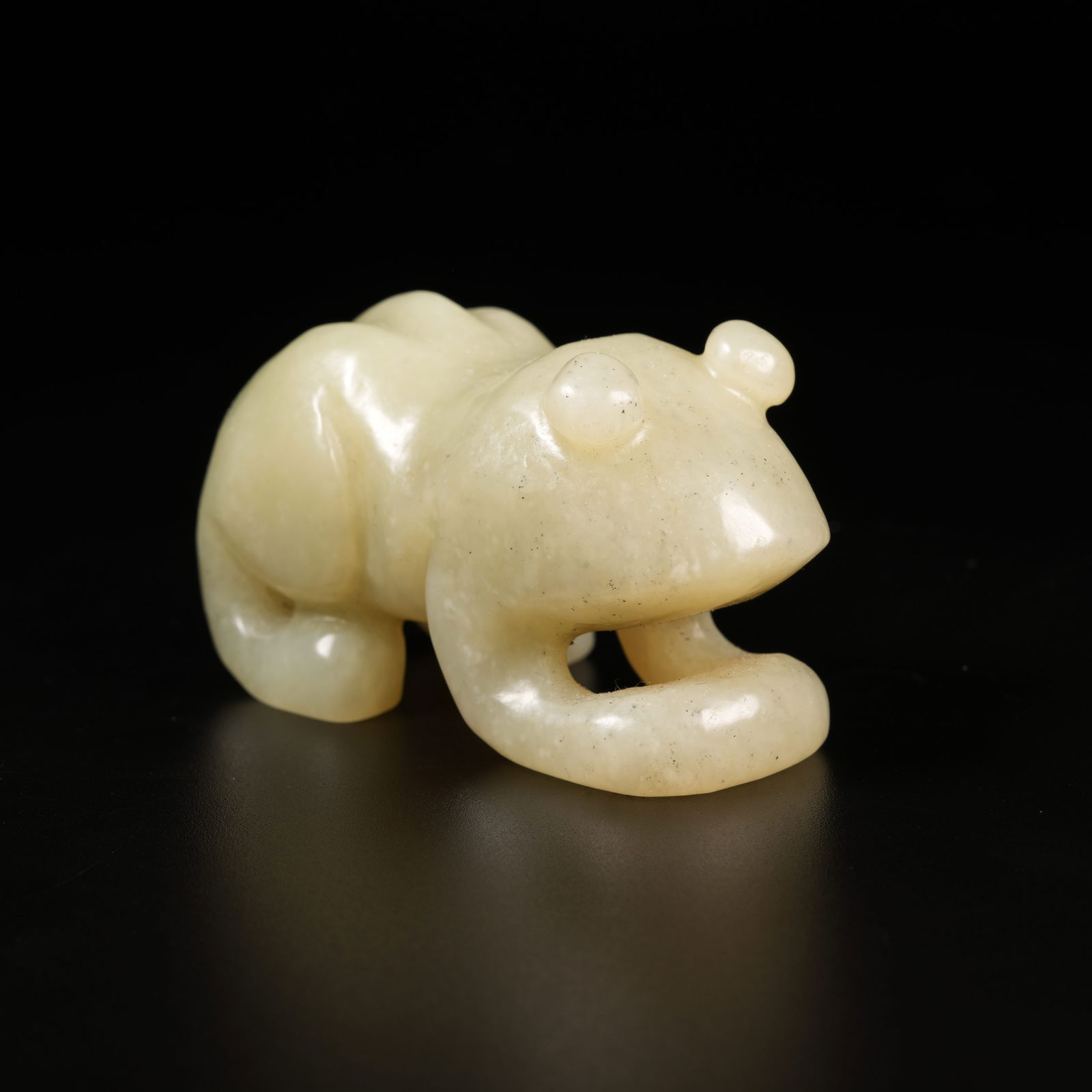 A ARCHAIC JADE FROG ORNAMENT (1 of 8)