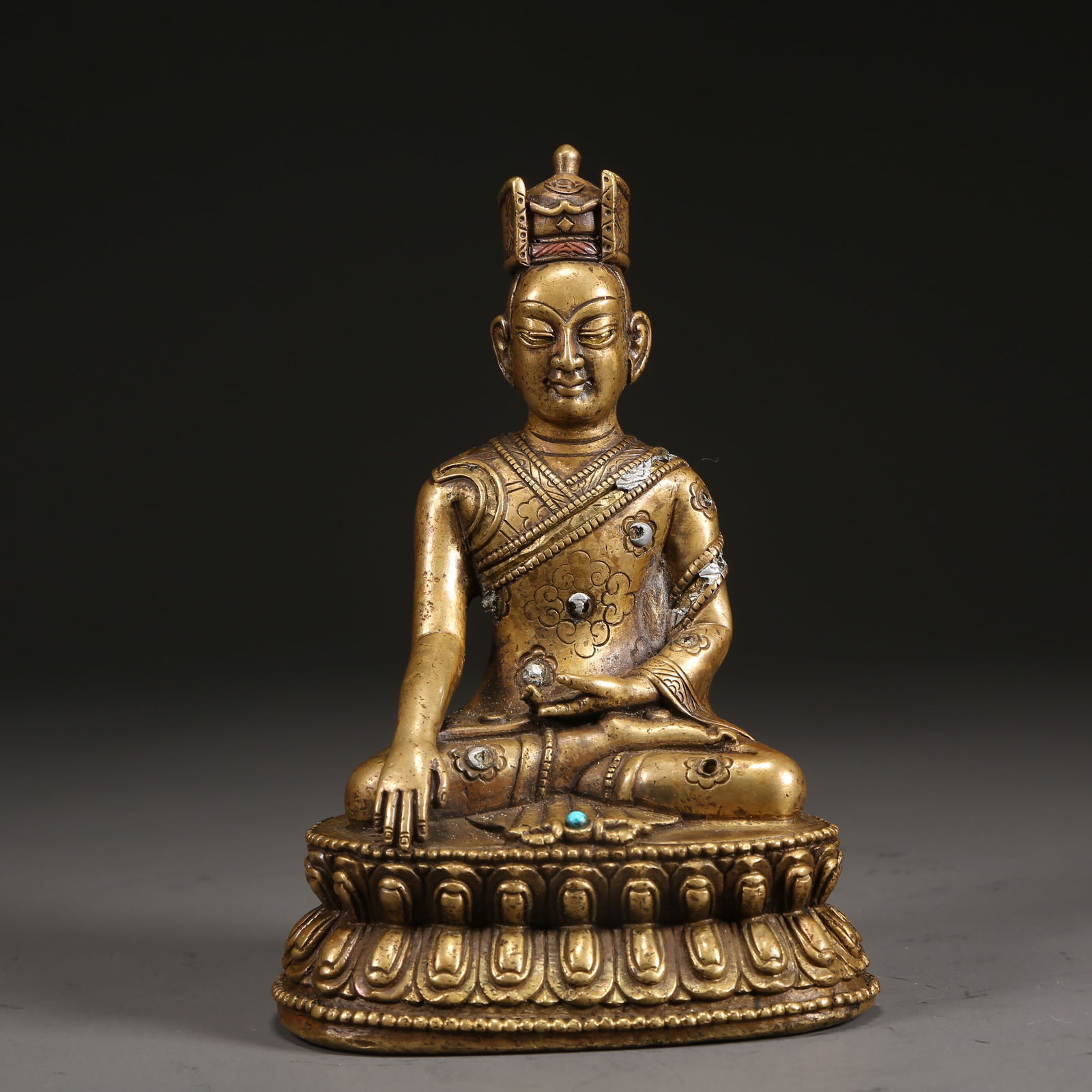 A ALLOY BRONZE INLAID WITH SILVER AND RED BRONZE SEATED GURU: Alloy Bronze Inlaid with Silver and Red Bronze Seated Guru