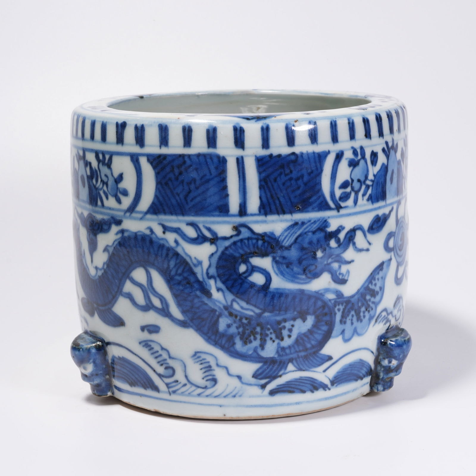 A BLUE-AND-WHITE JAR WITH SEAWATER DRAGON PATTERN (1 of 10)