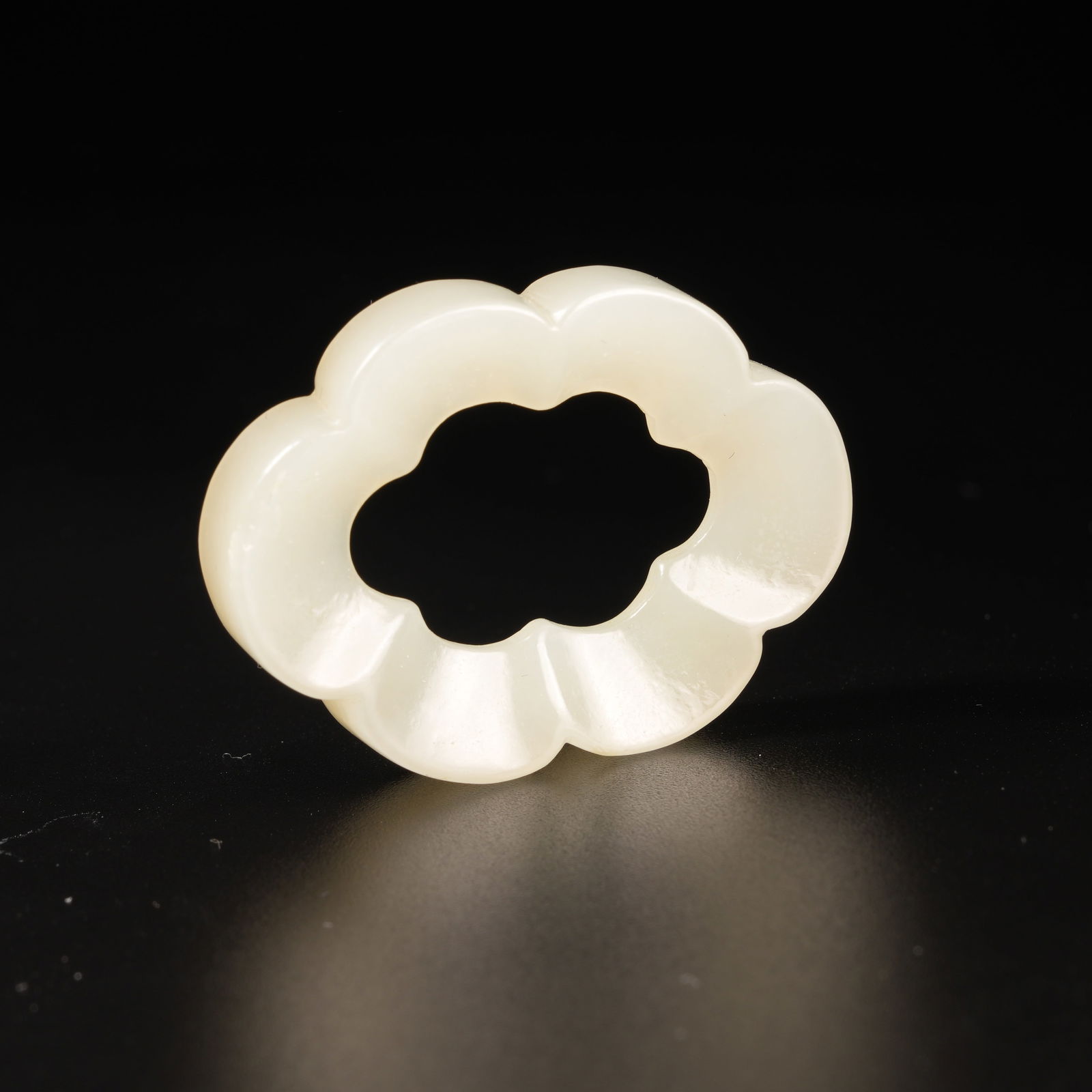 A HETIAN JADE FLOWER GARLAND: Hetian Jade Flower Garland