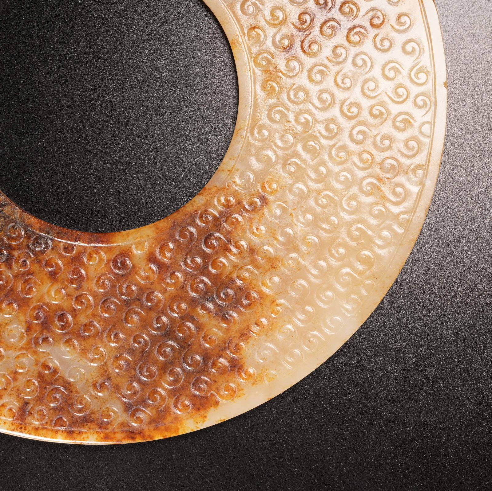 A HOOKED-CLOUD PATTERN BI DISK IN ARCHAIC JADE - 2