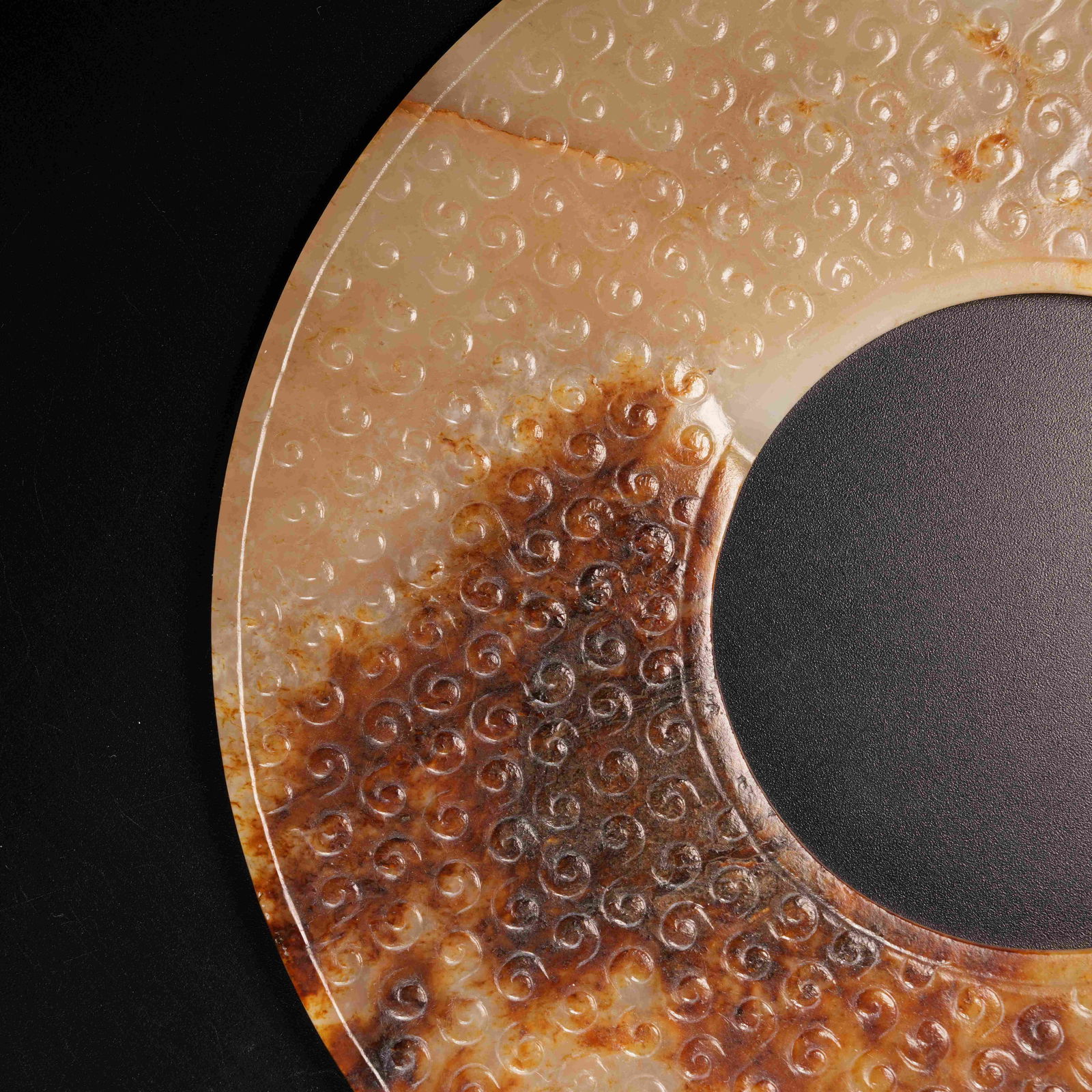 A HOOKED-CLOUD PATTERN BI DISK IN ARCHAIC JADE - 4