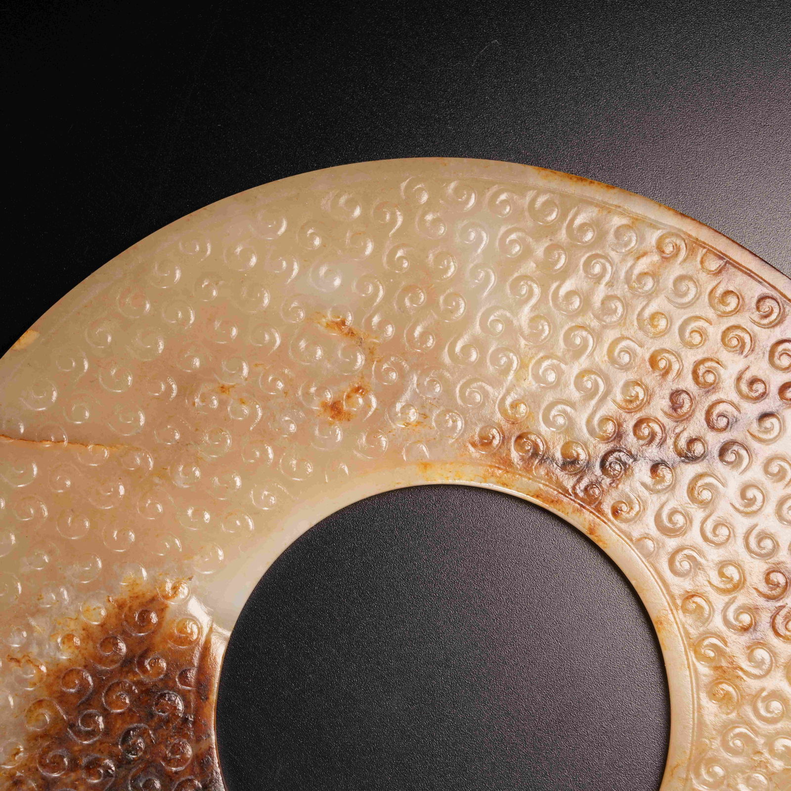 A HOOKED-CLOUD PATTERN BI DISK IN ARCHAIC JADE - 5