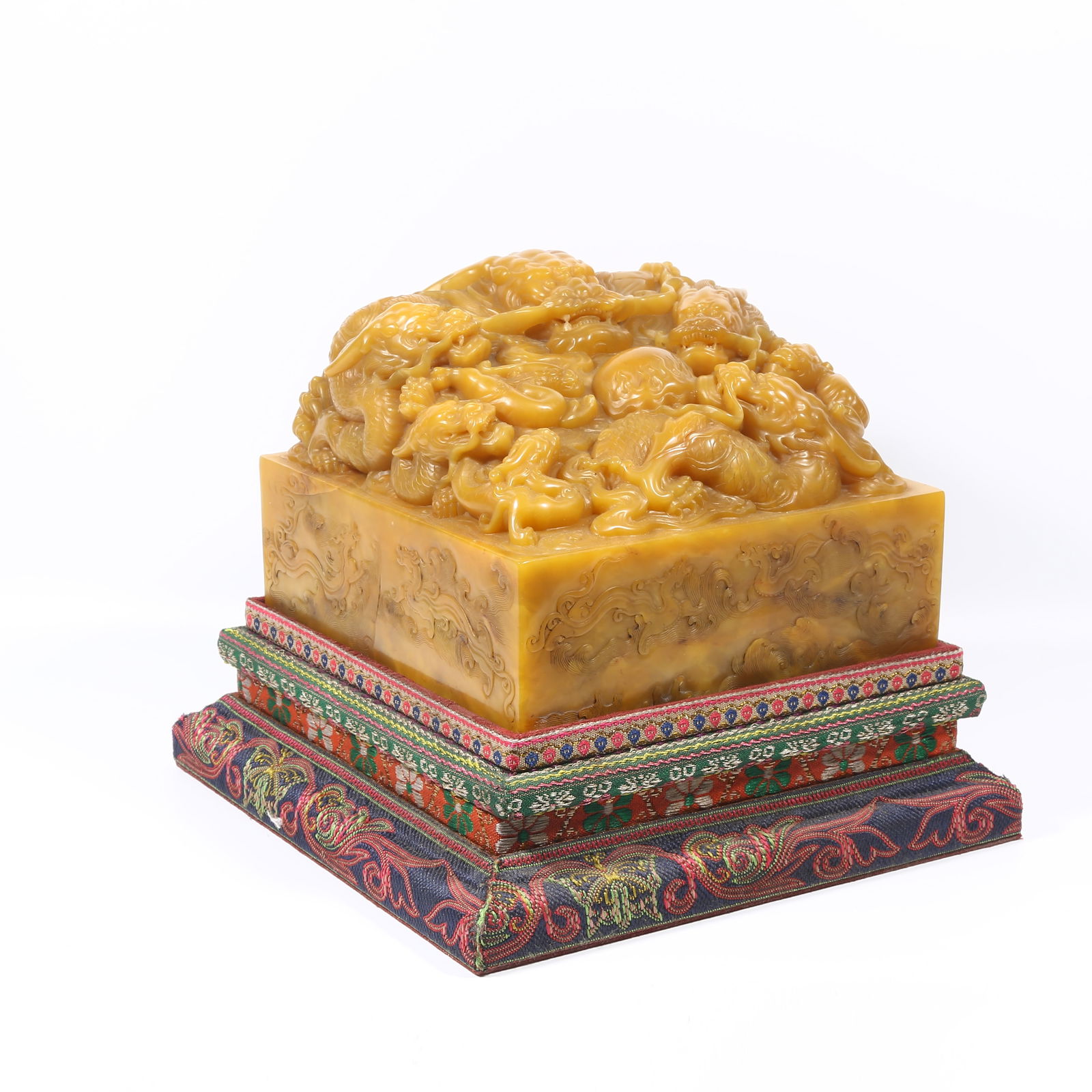 A SHOUSHAN TIANHUANG STONE LARGE SEAL WITH DRAGON-SHAPED KNOB: Shoushan Tianhuang stone large seal with dragon-shaped knob