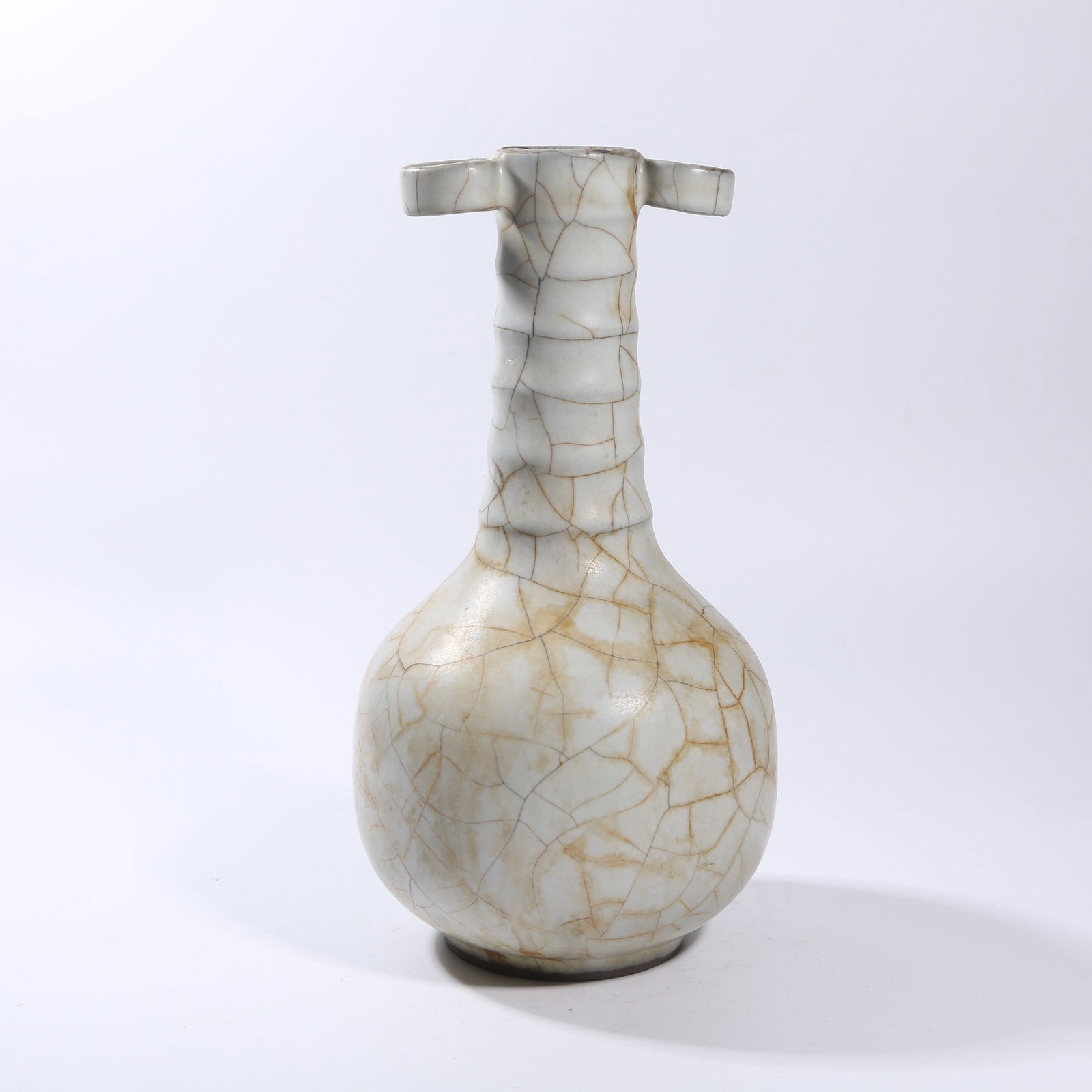 A OFFICIAL KILN STRING-PATTERN LUG-HANDLED LONG-NECK VASE (1 of 9)