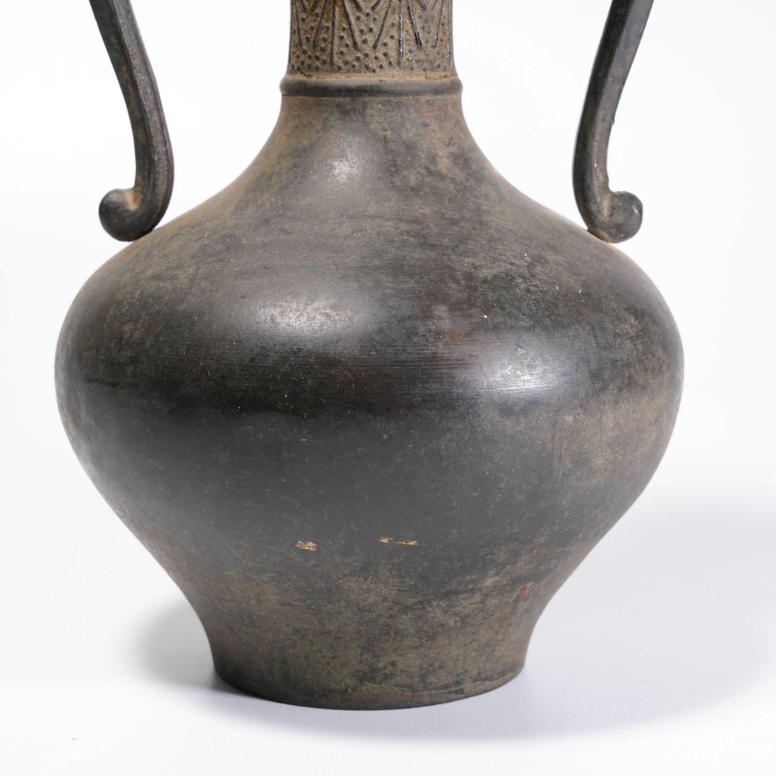A BRONZE DOUBLE-HANDLED VASE - 3