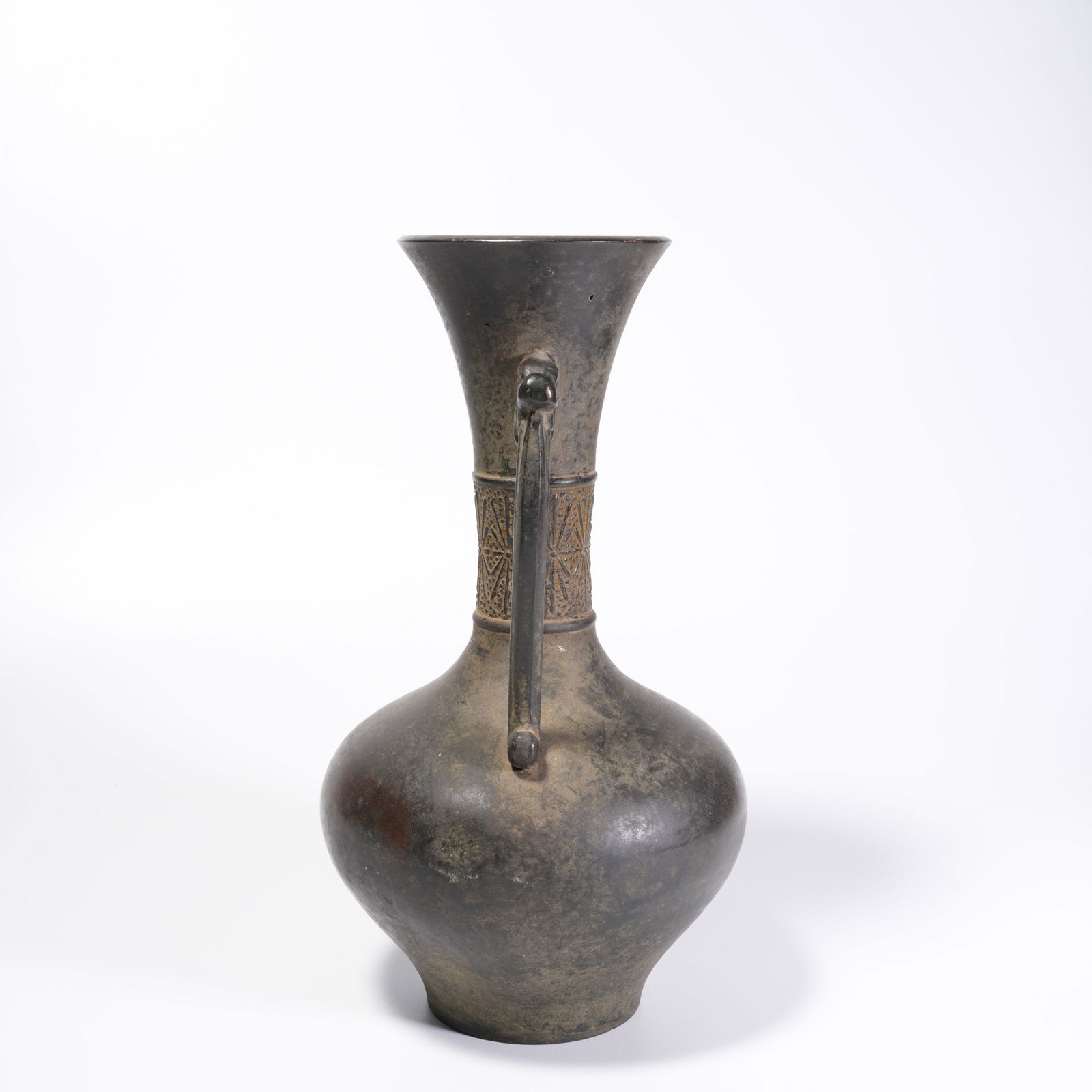 A BRONZE DOUBLE-HANDLED VASE - 7