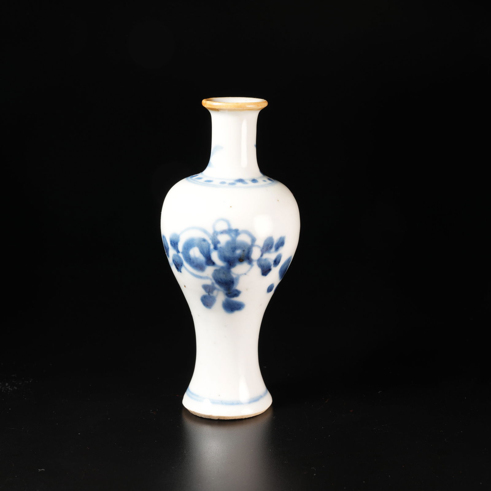 A BLUE-AND-WHITE FLOWER-PATTERN VASE (1 of 9)
