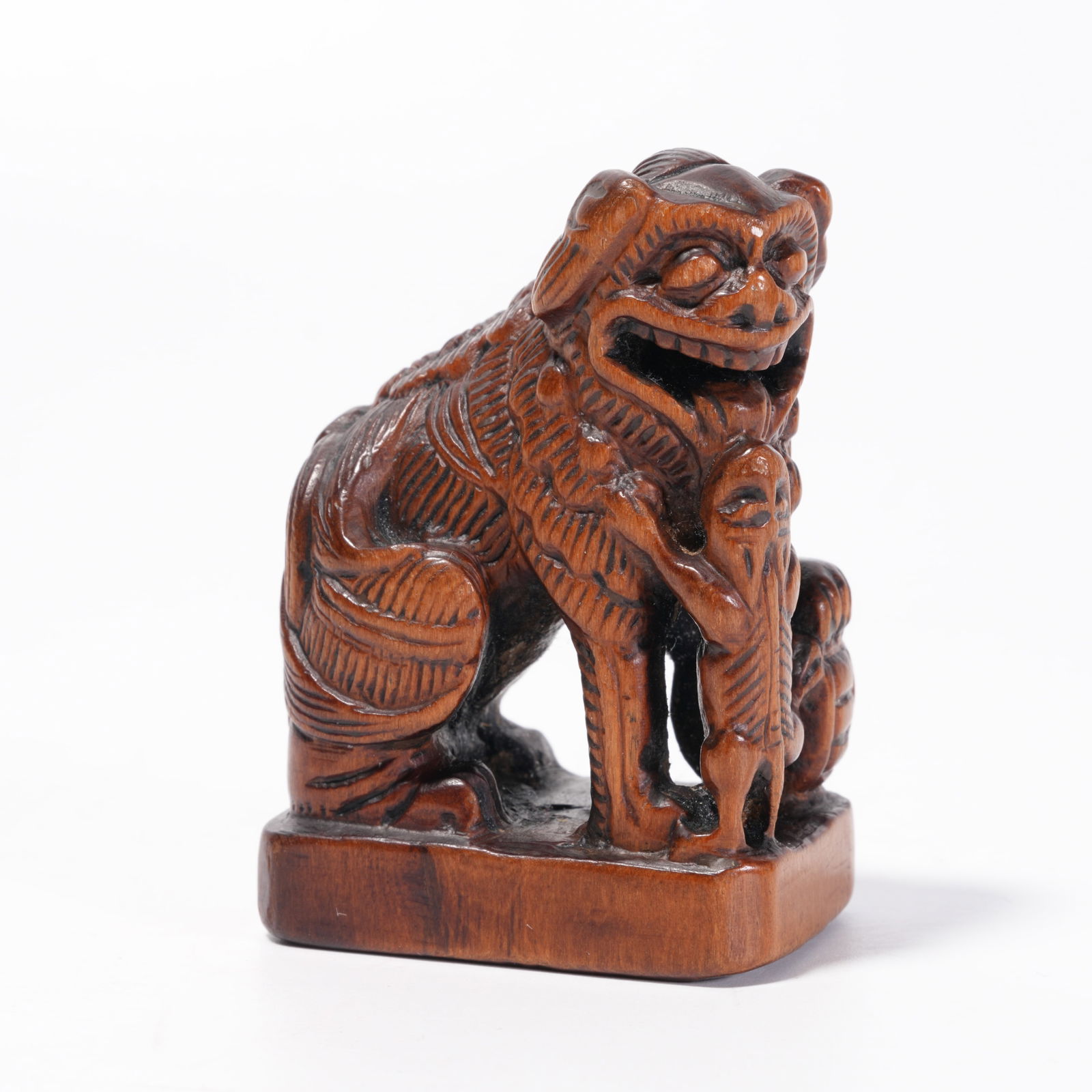 A BOXWOOD CARVED LION ORNAMENT: Boxwood Carved Lion Ornament