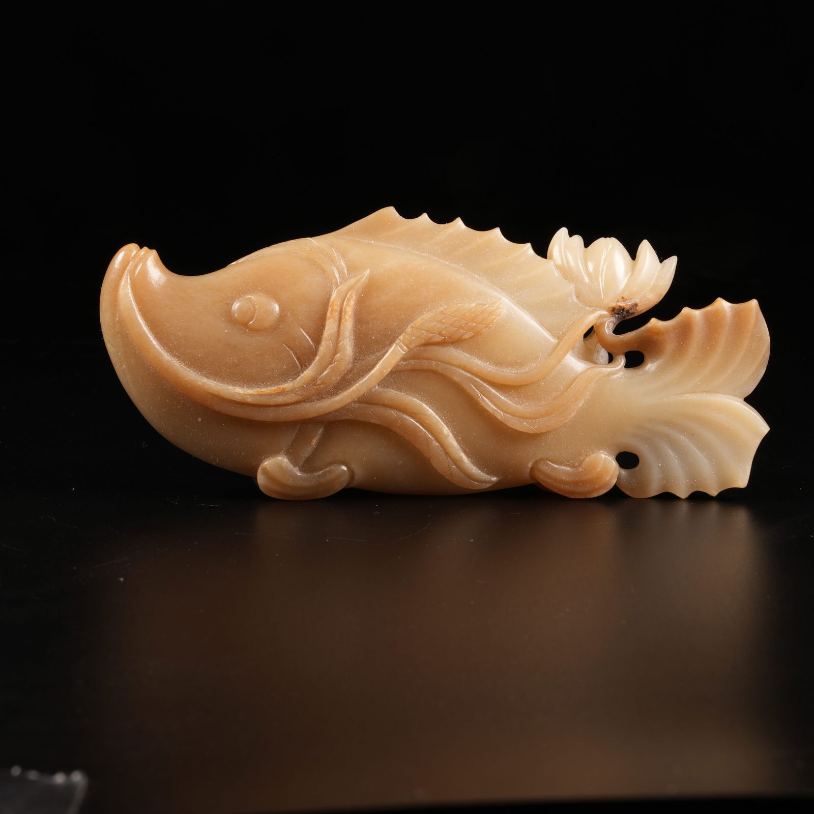 A HETIAN JADE FISH PENDANT (1 of 9)