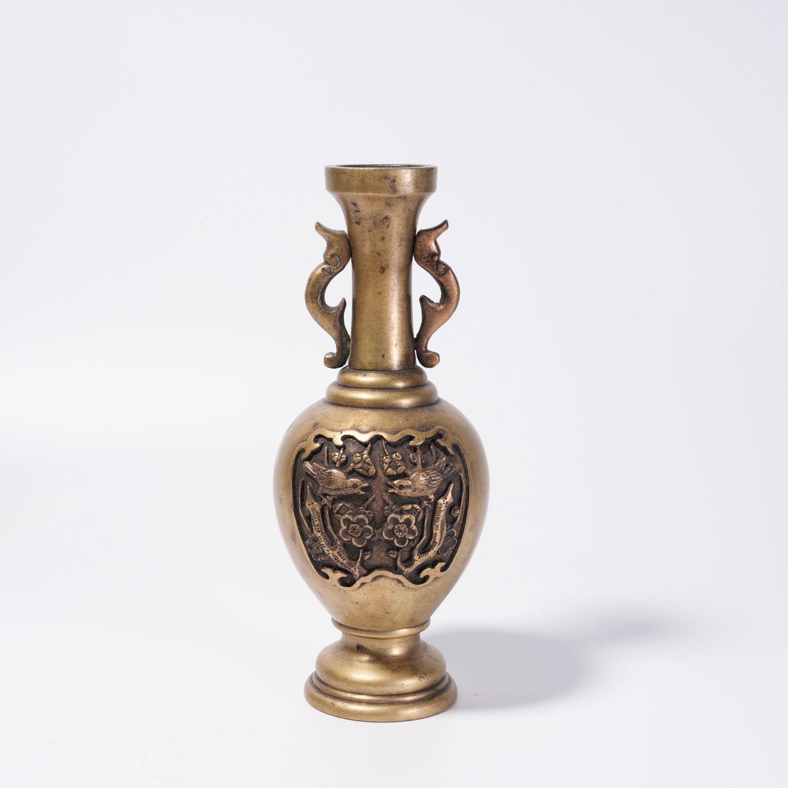 A GILDED BRONZE VASE WITH FLOWER-AND-BIRD PATTERN (1 of 10)