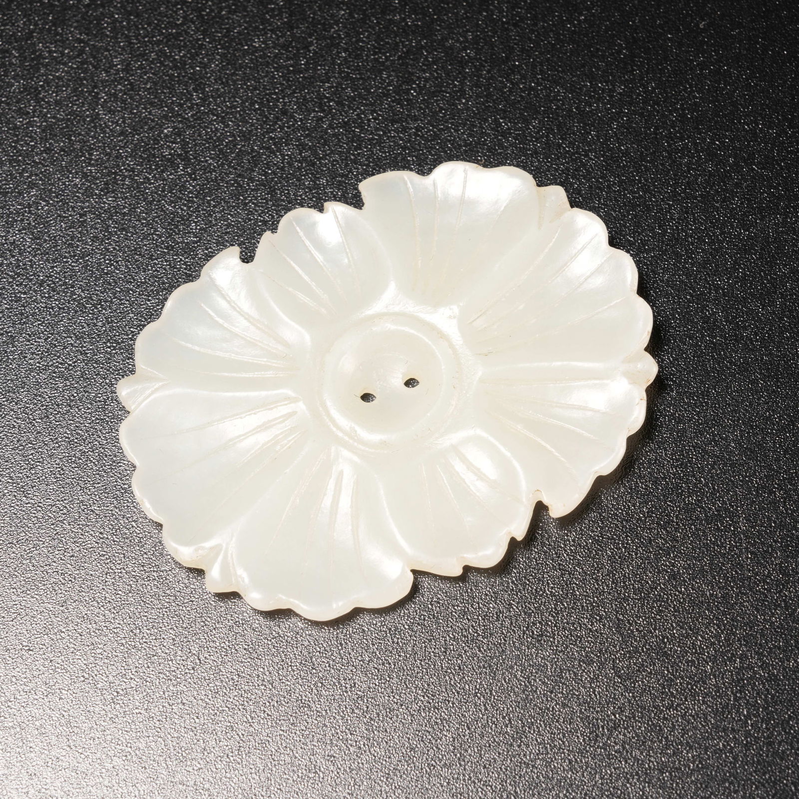 A HETIAN JADE FLOWER PIECE: Hetian Jade Flower Piece