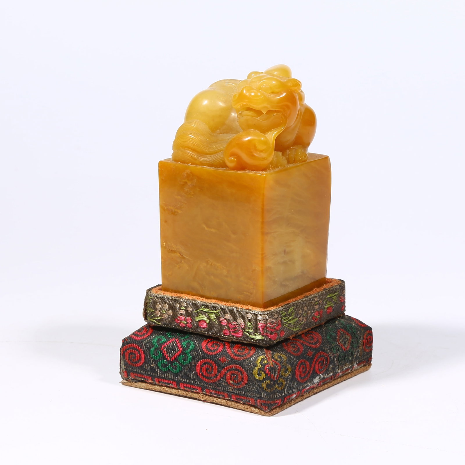 A SHOUSHAN TIANHUANG STONE SEAL WITH BEAST KNOB: Shoushan Tianhuang stone seal with beast knob