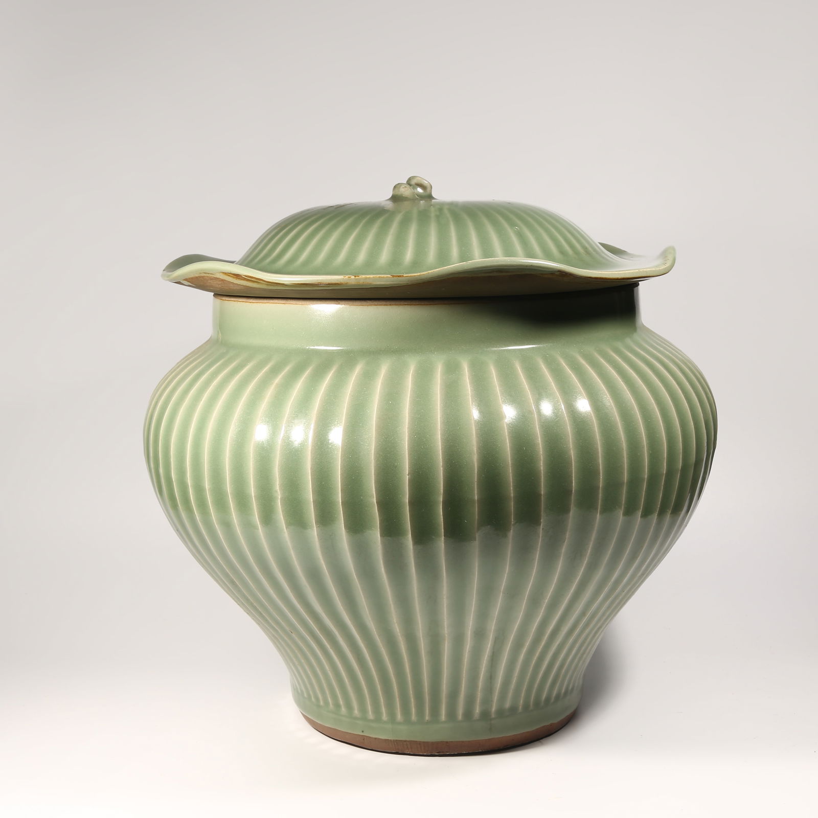 A LONGQUAN KILN LARGE LOTUS-LEAF JAR: Longquan Kiln Large Lotus-Leaf Jar