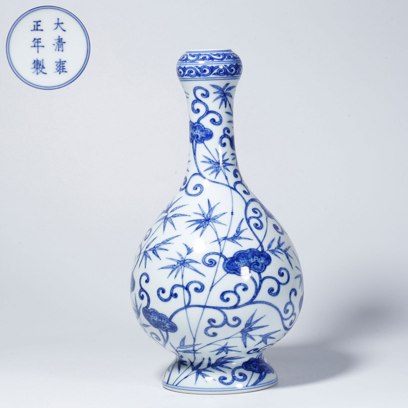 A BLUE AND WHITE GARLIC-HEAD VASE WITH FLORAL DESIGN: Blue and white garlic-head vase with floral design