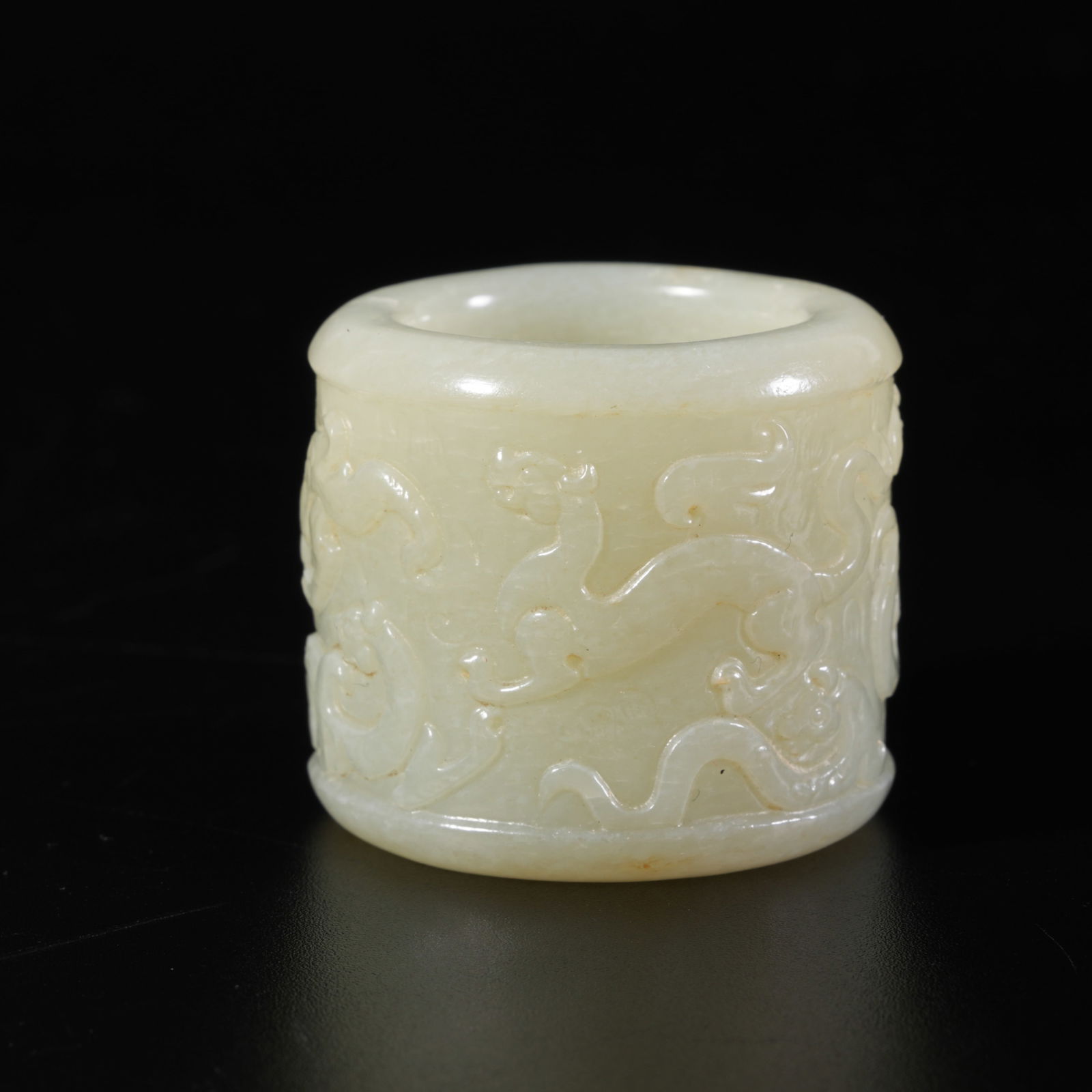 A HETIAN JADE BEAST-PATTERN THUMB RING - 2